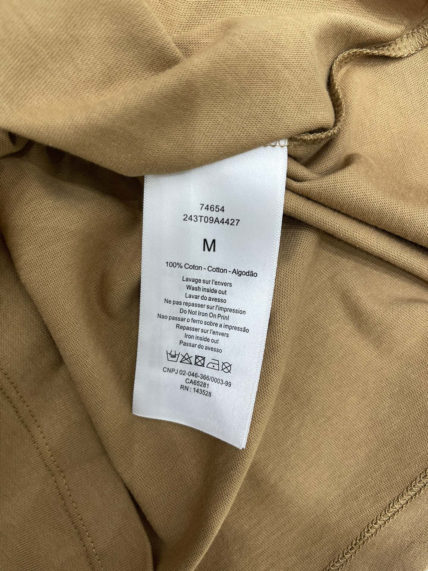 𝗙𝗘𝗡𝗗𝗜芬迪春夏新款印花皮质logo圆领棉质短袖

😍 衣服上是FENDI经典的皮质logo，但是这次