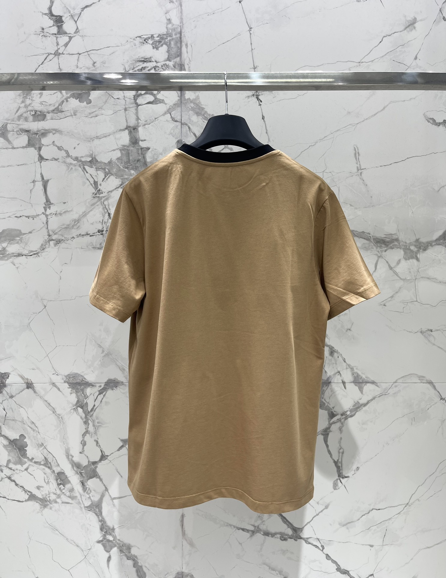 𝗙𝗘𝗡𝗗𝗜芬迪春夏新款印花皮质logo圆领棉质短袖

😍 衣服上是FENDI经典的皮质logo，但是这次