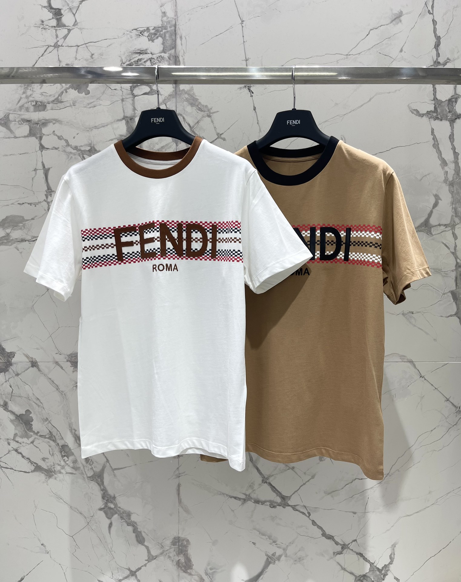 𝗙𝗘𝗡𝗗𝗜芬迪春夏新款印花皮质logo圆领棉质短袖

😍 衣服上是FENDI经典的皮质logo，但是这次