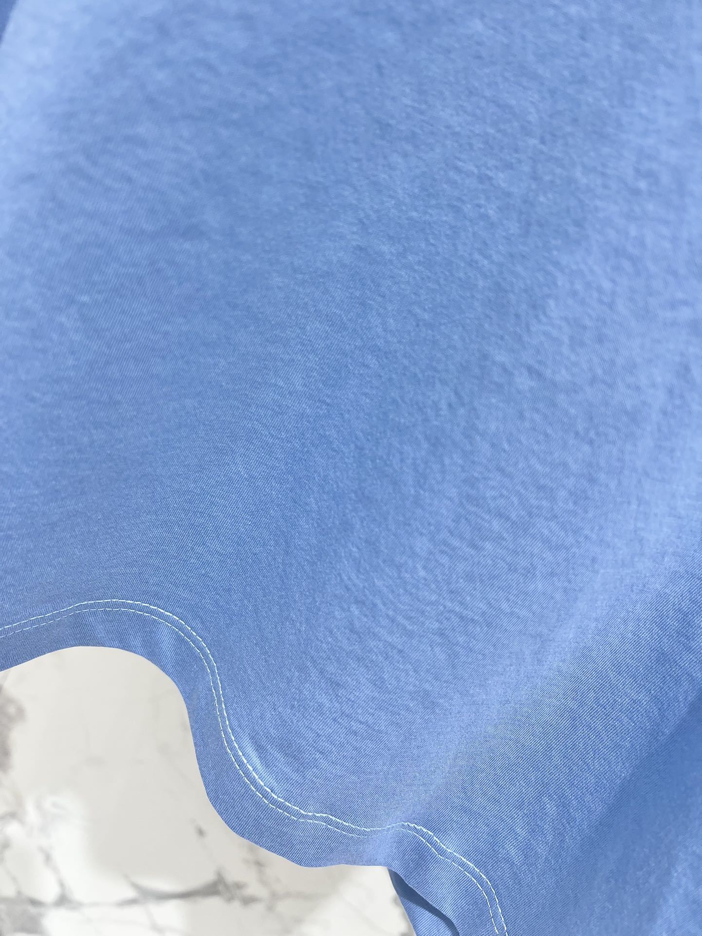 𝗠𝗜𝗨𝗠𝗜𝗨*缪缪春夏新款
胸前立体字母草签缝制miu系简约减龄风短袖
胸前那个立体字母草签,简直是