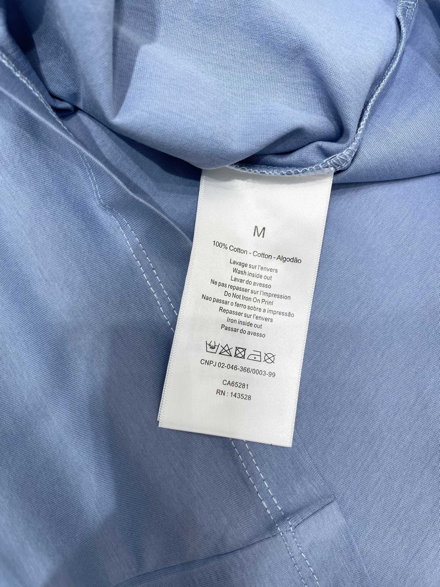 𝗠𝗜𝗨𝗠𝗜𝗨*缪缪春夏新款
胸前立体字母草签缝制miu系简约减龄风短袖
胸前那个立体字母草签,简直是
