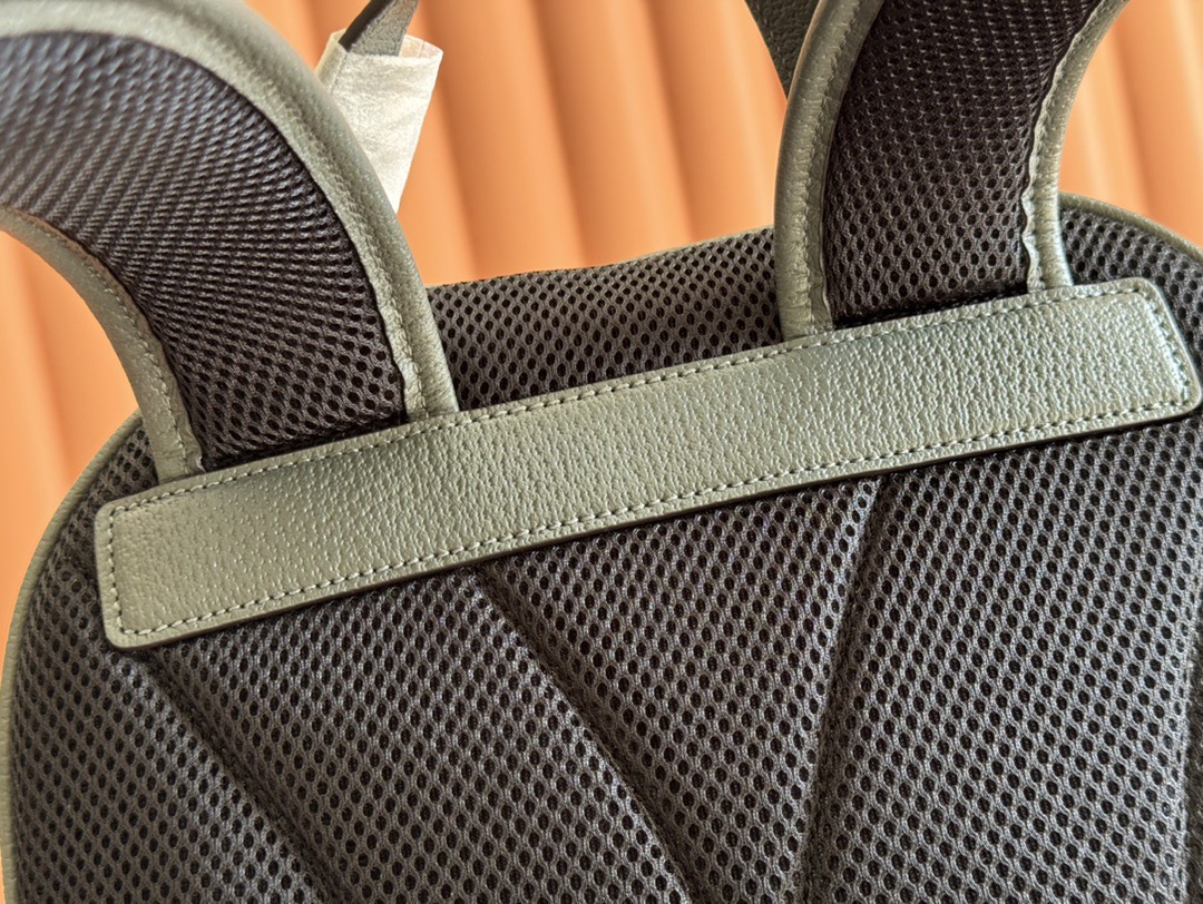 Gucci Men's Grey Monogram Backpack, 29.5x44x15 cm - Model 821938 8 i1743784139 1207 6