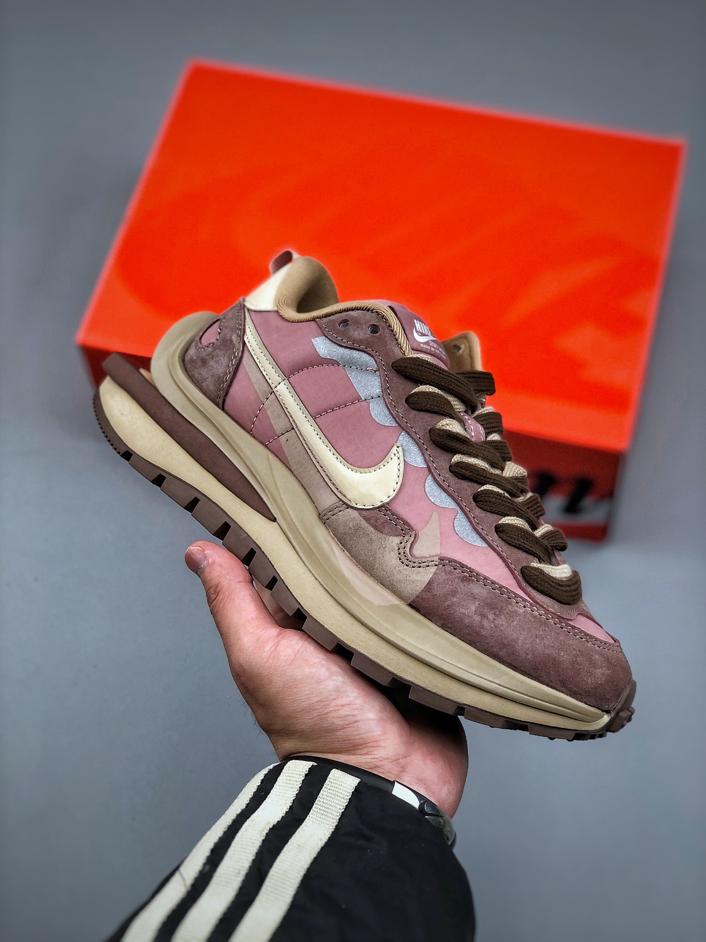 纯原💰450 J版纯原 Sacai X NIKe vaporWaffle 华夫三代3.0 走秀重磅联名运动鞋鞋款由Pegasus与VaporFly两款鞋型的设计元素共同构建，鞋身材质由翻毛皮和透气布共同打造。熟悉的解构手法、重叠Swoosh、双重鞋舌、鞋带以及后跟SACAI字体都悉数保留，最大亮点在于，本次鞋底变本加厉，层数更多!简直和巴黎世家的TripleS有一拼，增高效果妥妥的。货号：DD1875 301 尺码：36-40（半）