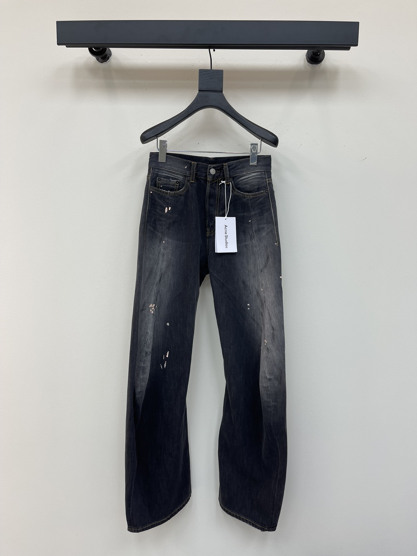 NO:330163,Acne Studio* water-washed ink splashing scimitar jeans. Imported denim denim, ready-to-wear is washed with sand washing and made of old local carbon grinding, and the front and back are sprayed with monkeys and white. The whole piece of clothing is purely hand-painted to create a visual effect of ink splashing and dyeing. The slurry is prepared in proportion with environmentally friendly gouache slurry. The imported slurry is hand-painted and has strong performance on the fabric. It can be matched with the same style to create a fashionable look, and it can control various occasions, customize auxiliary materials, the same style for men and women!  Size 30.31.32.33.34,,acne studios,dior,jeans,alexander wang19860909Acne Studio*水洗泼墨弯刀牛仔裤.进口丹宁牛仔布,成衣采用砂洗工艺洗褪做旧局部碳素磨毛处理,前后幅喷马骝涂白.整件衣服纯手工绘制颜色,营造出泼墨染画的视觉效果,浆料采用环保水粉浆按比例调配,进口浆料手绘后依附布料性能强,能与同款搭配营造时尚造型,驾驭各种场合,定制辅料,男女同款！ 尺码30.31.32.33.34,,acne studios,dior,jeans,alexander wang,Women's clothing
