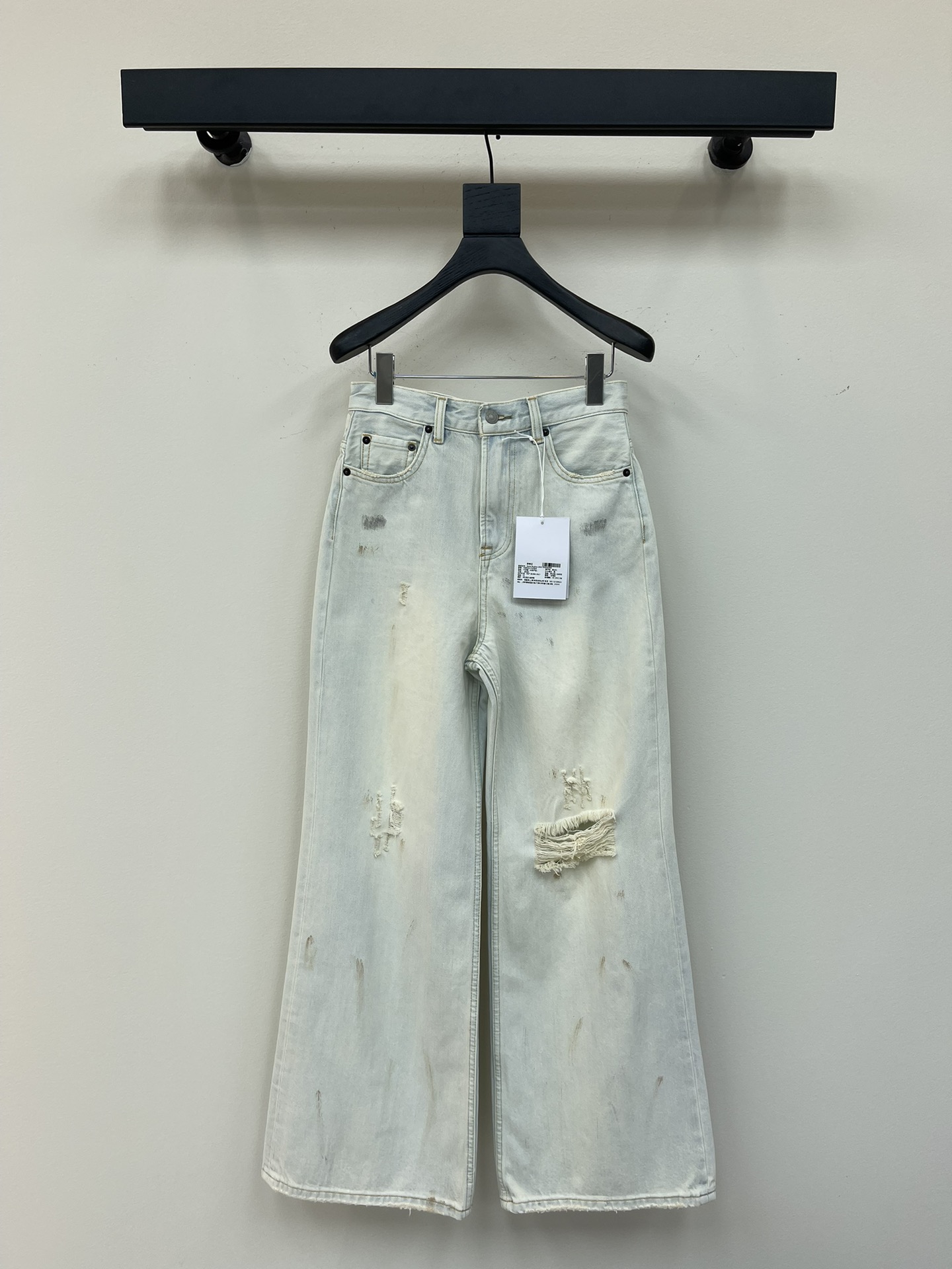 NO:330166,ACN* used dirty and dyed ripped jeans spring and summer eye-catching pants, a treasured item for pear-shaped body. It can also take into account the dual needs of fashion while modifying the leg shape. The trouser body is purely handmade irregularly worn and ripped hole design. The fabric is made of cotton jeans. The upper body is gentle and the color is also customized to dye and dyed wool. It is really amazing. Recommended √ Size 26.27.28, jeans, alexander wang19860909ACN*做旧脏染破洞牛仔裤 春夏吸睛裤 堪称梨形身材的宝藏单品 修饰腿型之余还能兼顾时髦双重需求 裤身纯手工做的不规则磨破破洞设计 面料采用的是全棉牛仔 上身狠温柔 颜色也是定制定染做旧脏染设计 真的很绝 推荐√ 尺码26.27.28,,jeans,alexander wang,Women's clothing