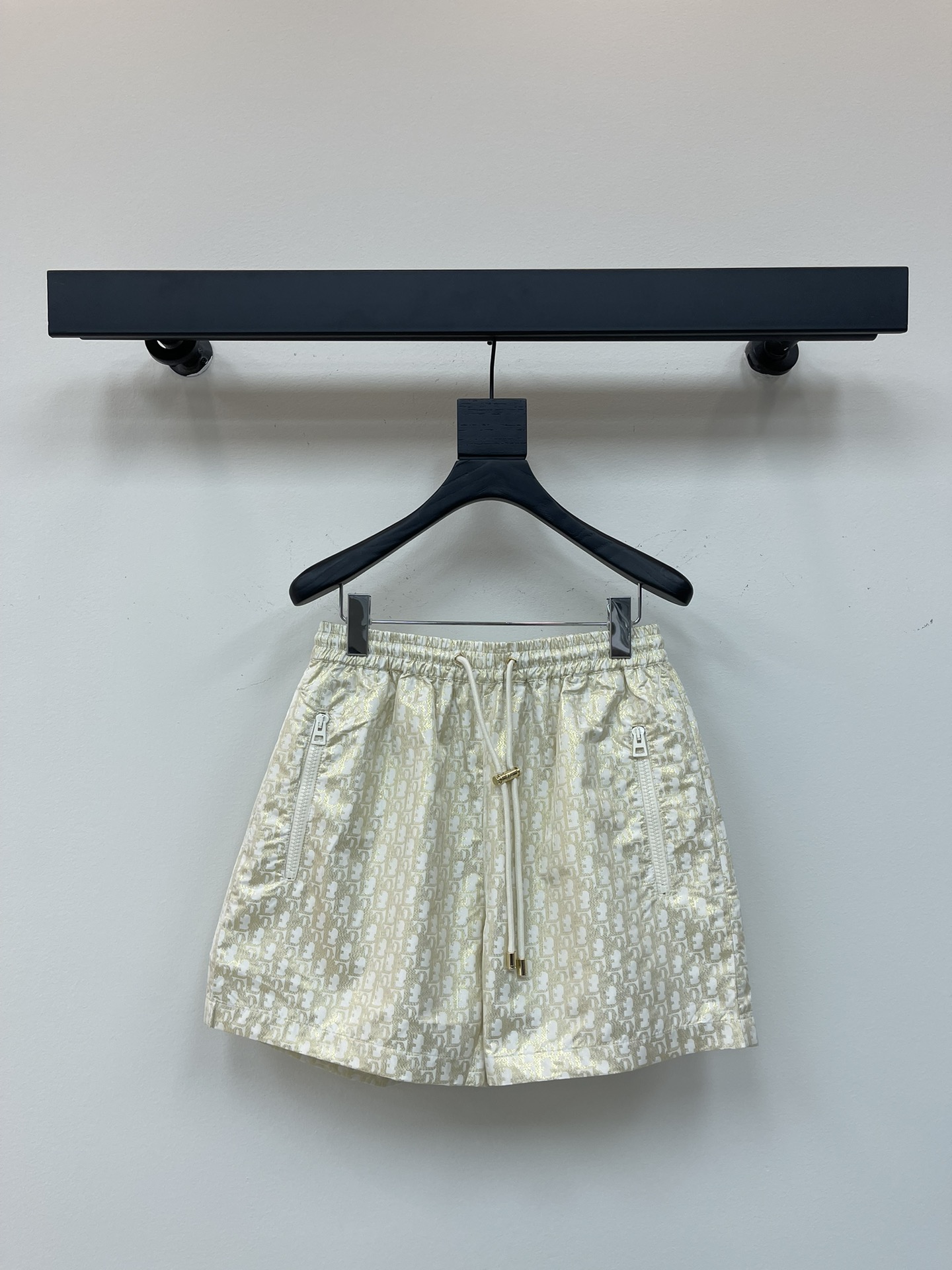 NO:330154,Dio*25 new style gold wire jacquard drawstring elastic shorts Customized YB imported color woven jacquard material High-quality texture Stand-aligned and stylish Drawstring elastic shorts The whole body is full of jacquard with letter logo as the highlight. Combined with pocket zippers and gold powder, increase the sense of layering. The upper body shows a good proportion of long legs. Outstanding and fashionable. A must-have fashion item for daily dates. The casual sports matching is also great. SML,,dior, shorts,alexander wang19860909Dio*25新款金丝提花抽绳弹力短裤 定制YB进口色织提花材质 质感高级 立挺有型 抽绳弹力短裤 通体以字母徽标提花满铺作为亮点 配合口袋拉链和金粉融入 增加层次感 上身穿出长腿好比例 出彩时髦 日常约会必备时尚单品 休闲运动搭配也很赞 SML,,dior,shorts,alexander wang,Women's clothing