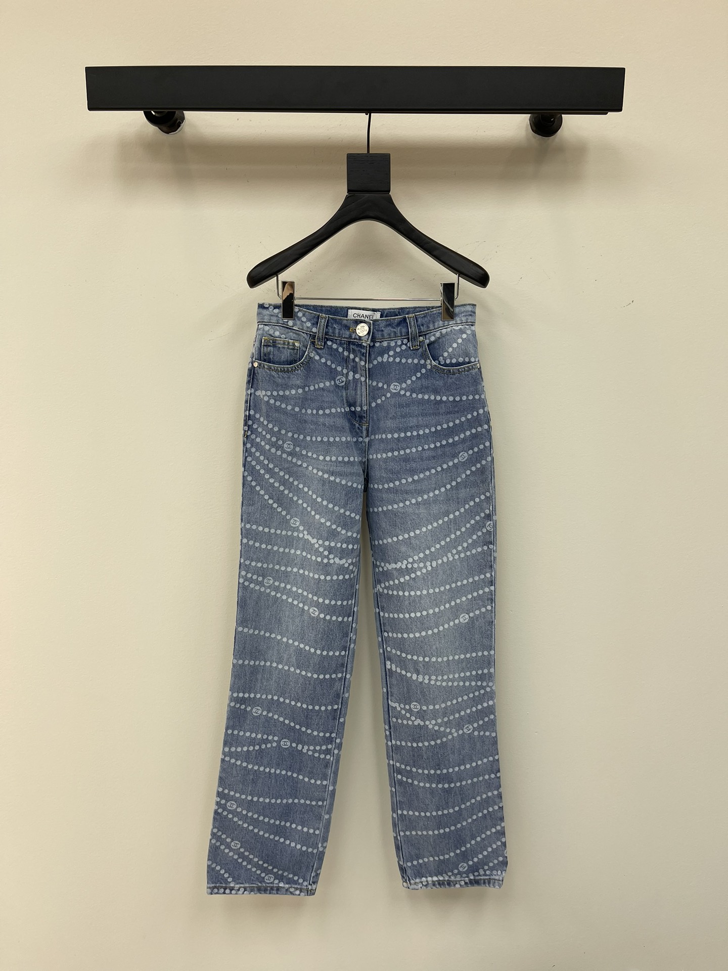 NO:330152,Chane*25 spring and summer new style Xiaoxiang Mid-Blue Pearl Denim straight-leg pants | Exclusive high-end production!  The style is very positive, the style is a rare laser print, the color is very versatile, the visual effect of the upper body is excellent, the upper body is matched with a simple solid-color T-shirt, or a white shirt and various vests are very suitable. Exclusive real shots of large products. Come on fashionable!  , color light blue/medium blue/dark blue Size 36/38/40, chanel,shirts,tees,t-shirt,alexander wang19860909Chane*25春夏新款小香中蓝色珍珠牛仔直筒裤丨独家高版出品！版型很正 款式是少见的激光印花 颜色特别百搭 上身视觉效果超赞 上身搭配简单的纯色T恤 或者白色衬衫和各种背心都很适合 独家大货实拍 时髦精快来！、 颜色浅蓝色/中蓝色/深蓝色 尺码36/38/40,,chanel,shirts,tees，t-shirt,alexander wang,Women's clothing