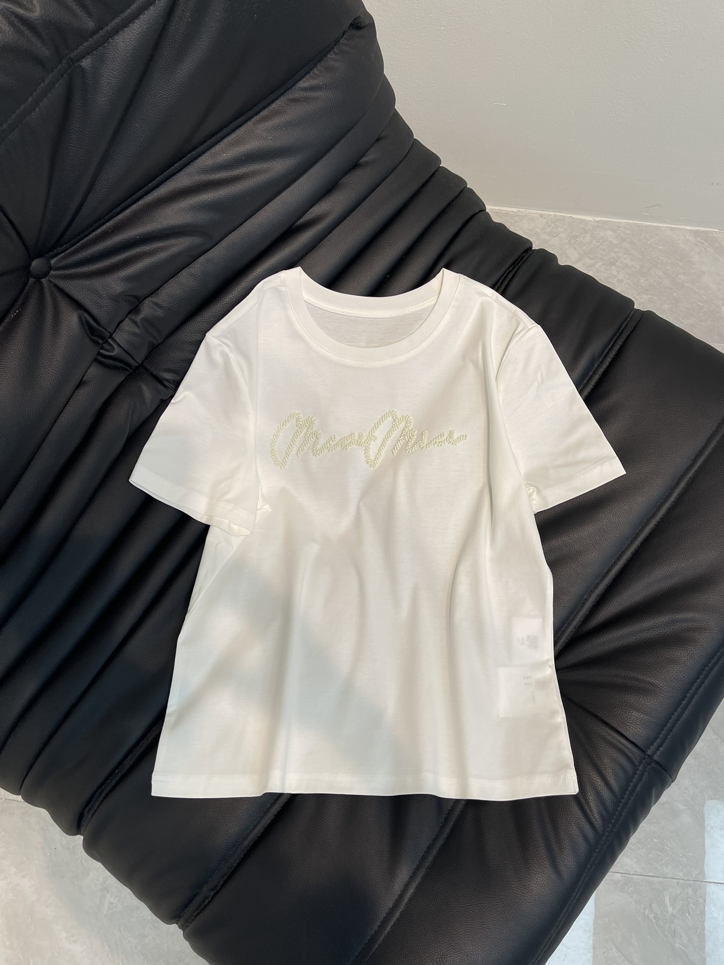 NO:330131,Miumi*25 Spring and Summer New Letter Beaded Round Neck Short Sleeve T-shirt!  Brand logo is agile in English, full of hand-sewn small beads with exquisite heavy industry, full of texture. Simple and atmospheric model, this single product has been out of date for several years, very versatile, mercerized fabric, grape seeds are super white in skin, two colors SML, miumiu, T-shirt, tees, t-shirt, alexander wang19860909Miumi*25春夏新款字母钉珠圆领短袖T恤！品牌标识英文灵动艺术,全手工缝小珠子精致重工,质感满满.简约大气款,这种单品放几年都不过时,非常百搭,丝光面料,葡萄籽超显肤白,两色SML,,miumiu,T-shirt,tees，t-shirt,alexander wang,Women's clothing