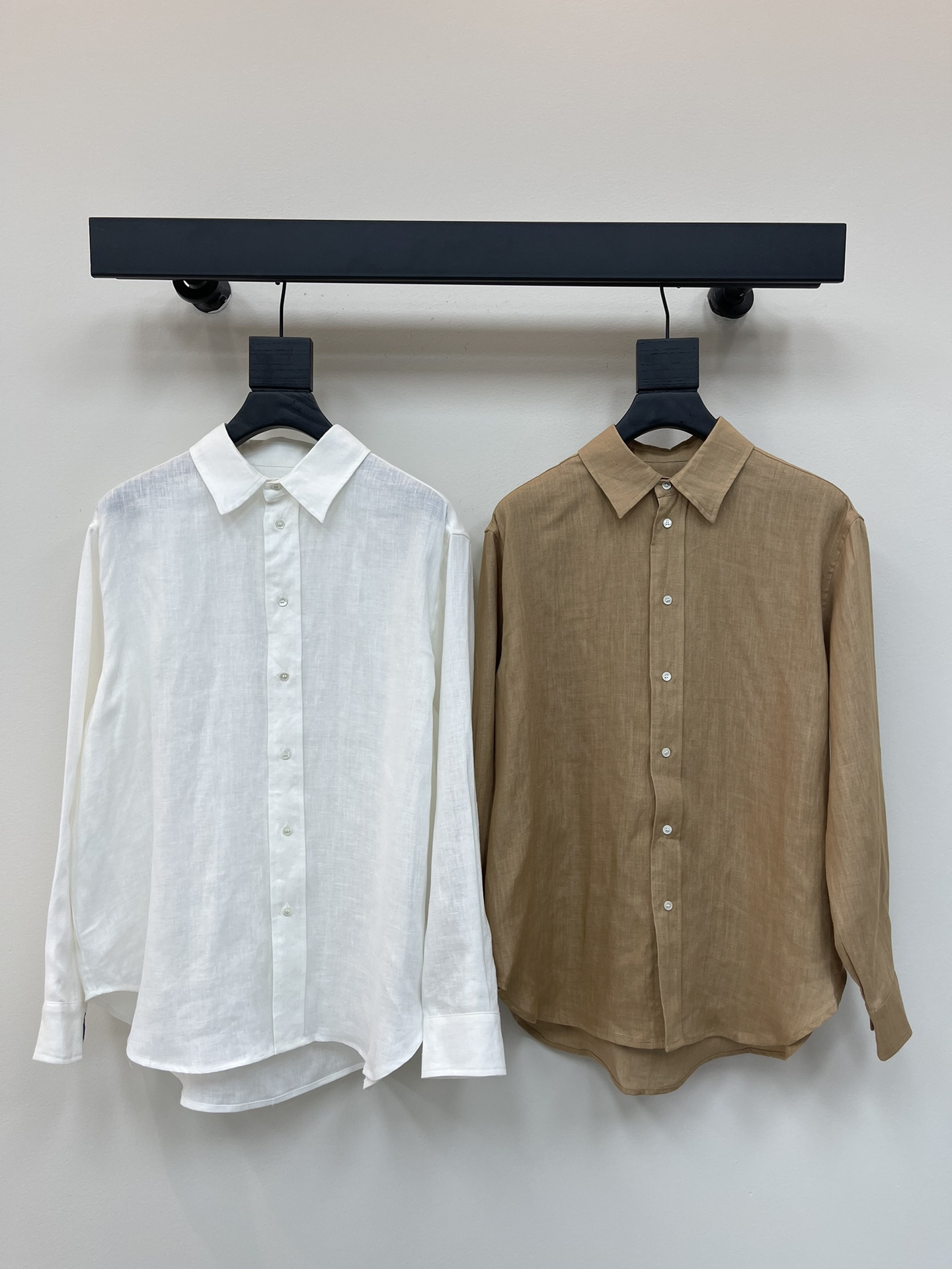 NO:330148,Ralph Laure* Ralph Polo Old Monkey Style Linen Shirt!  The cuff embroidered logo is low-key, luxurious and detailed, and the imported linen fabric is light and delicate. The classic small lapel interprets lazy and casual high-end items. A must-have sun protection dressing for summer!  Highly recommend all-purpose items!  Workmanship quality depends on details.SML, loro piana,shirts,alexander wang19860909Ralph Laure* 拉夫polo老钱风亚麻衬衫！袖口刺绣小logo低调奢华细节感满满,进口亚麻面料质感轻盈细腻.经典小翻领演绎慵懒随性的高级单品.夏日必备防晒穿搭天菜！强烈推荐自留百搭单品！做工品质看细节.SML,,loro piana,shirts,alexander wang,Women's clothing