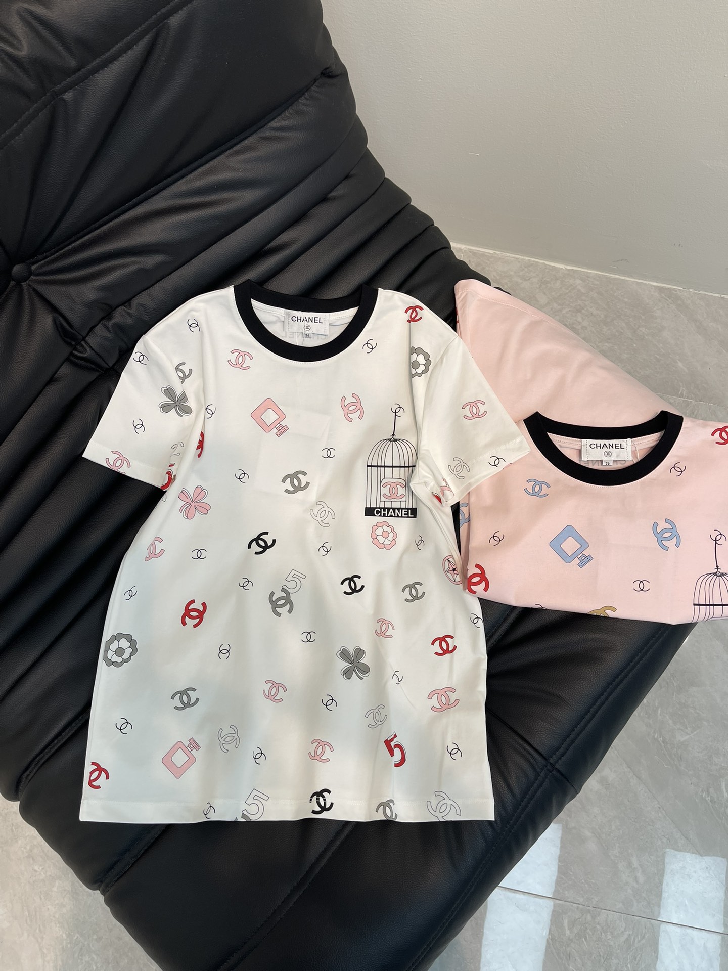 NO:330102,Chane*25 spring and summer new round neck printed short-sleeved T-shirt custom YB native cotton material breathable and comfortable, full texture. Regular T-shirt cutting highlights the brand style. Made of gram-weight pure cotton, slightly elastic, and gives a slimming visual effect. The collar of the ready-to-wear is made of black edging, full-body double C logo and Xiangjia classic element pattern as the design highlights, echoing the hand-painted texture and jumping color matching, allowing simple short-sleeved sleeves to present a street casual texture, highlighting high-end style, and the inner wear is brilliant and fashionable. SML, chanel, chanel, T-shirt, tees, t-shirt, alexander wang19860909Chane*25春夏新款圆领印花短袖T恤 定制YB原生全棉材质 透气舒适 质感十足 常规T恤裁剪 凸显品牌格调 采用克重纯棉制成 略带有弹力 呈现显瘦视觉效果 成衣领口以黑色包边通体双C徽标和香家经典元素图案作设计亮点 呼应手绘质感和跳跃配色 让简单的短袖呈现街头休闲质感 彰显高级格调 单穿内搭都出彩时髦 SML,,chanel,chanel,T-shirt,tees，t-shirt,alexander wang,Women's clothing