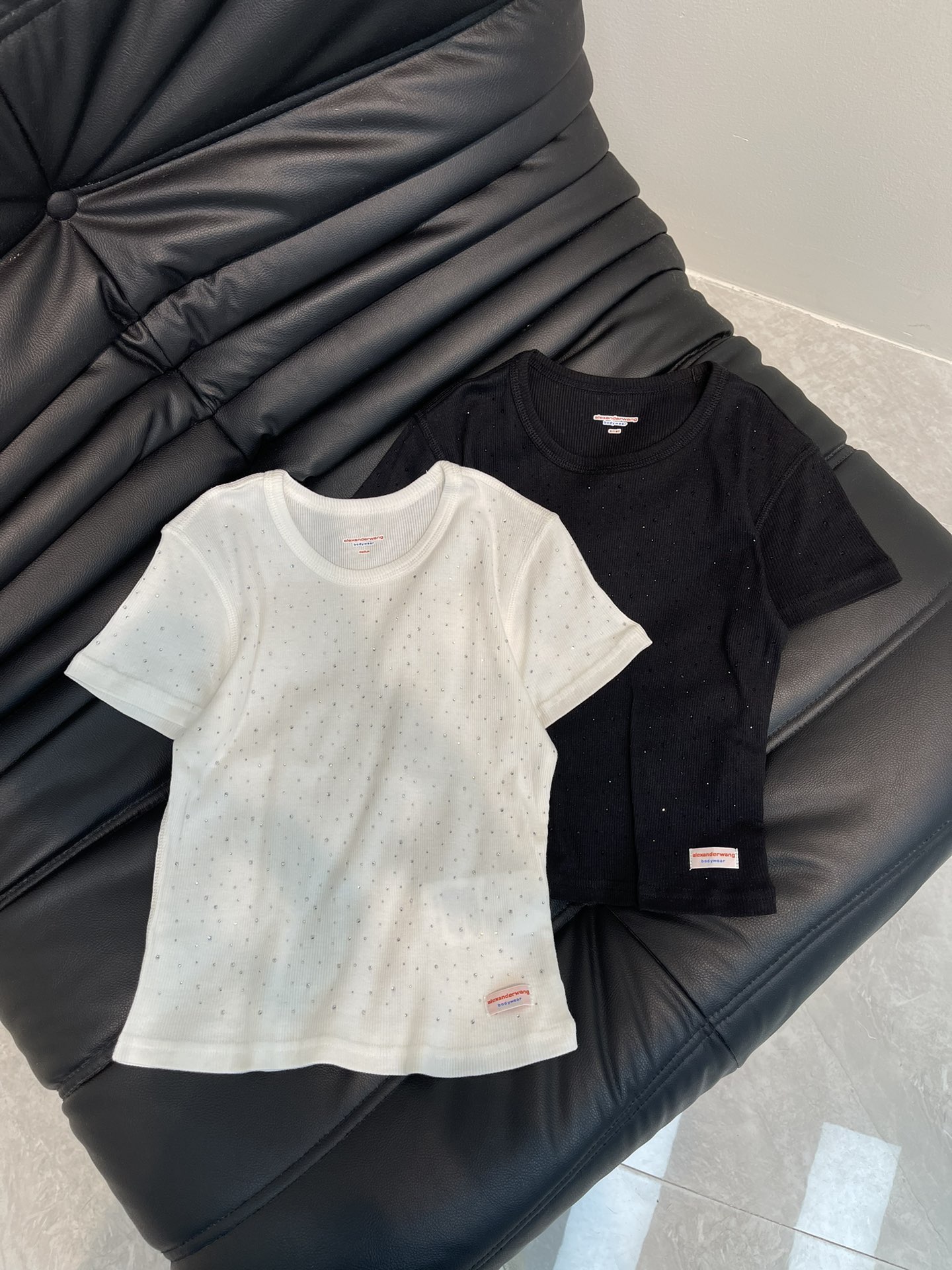 NO:330092,Alexan*er Wang25 Dawang Diamond Series New Products, Bling Bling Full Diamond Short Sleeve T-shirt!  Fashionable spirits must be low-key and fresh temperament, and love them all!  Sweet and cool girl with a handsome and casual temperament!  The short slim fit style looks slim and tall and versatile!  Highly recommend your own version!  The high-temperature diamond craftsmanship is excellent!  Workmanship quality depends on details.SML, alexander wang,T-shirt,tees,t-shirt,alexander wang19860909Alexan*er Wang25大王烫钻系列新品,Bling Bling满钻短袖T恤！时髦精必入低调清新气质一整个爱住！甜酷风少女帅气随性气质！短款修身版型上身显瘦高挑又百搭！强烈推荐自留款！高温烫钻工艺品质超赞！做工品质看细节.SML,,alexander wang,T-shirt,tees，t-shirt,alexander wang,Women's clothing