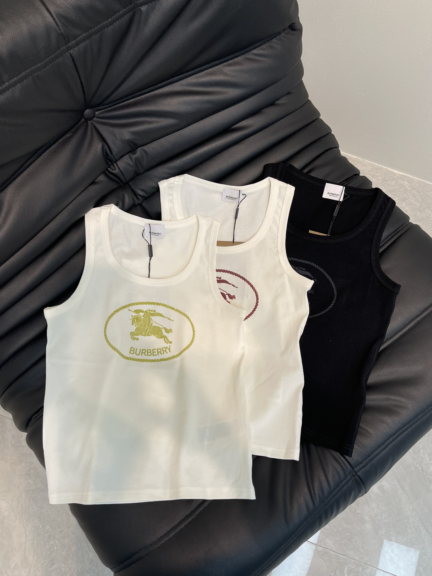 NO:330107,Burberr*25 spring and summer new Knight logo logo printed vest top. Low-key luxury white and rich beauty must be used as a magic weapon!  The versatile and versatile fit is super slim!  The imported pure cotton fabric has a great texture!  Retro temperament is fashionable and high-end!  The upper body looks huge and slim, perfect workmanship quality depends on details. SML, burberry, alexander wang19860909Burberr*25春夏新款骑士logo徽标印花背心上衣.低调奢华白富美必入神器！万能百搭修身版型超显瘦！进口纯棉面料质感超赞！复古气质时髦又高级！版型上身巨显瘦,完美做工品质看细节.SML,,burberry,alexander wang,Women's clothing