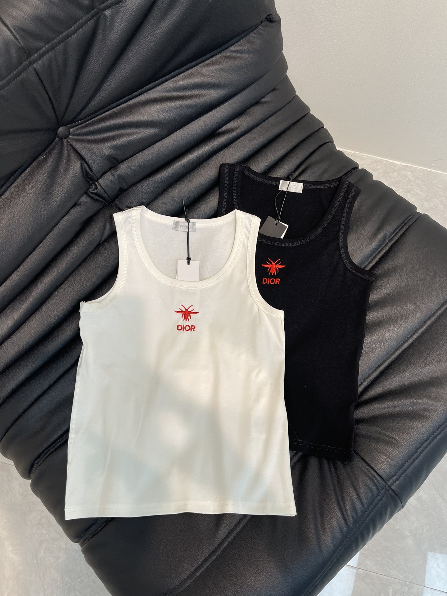 NO:330106,Dio*25 spring and summer new bee embroidered logo vest top. Low-key luxury white and rich beauty must be used as a magic weapon!  The versatile and versatile fit is super slim!  The imported pure cotton fabric has a great texture!  Retro temperament is fashionable and high-end!  The upper body looks huge and slim, and the perfect workmanship quality depends on the details. SML, dior, alexander wang19860909Dio*25春夏新款蜜蜂刺绣logo背心上衣.低调奢华白富美必入神器！万能百搭修身版型超显瘦！进口纯棉面料质感超赞！复古气质时髦又高级！版型上身巨显瘦,完美做工品质看细节.SML,,dior,alexander wang,Women's clothing