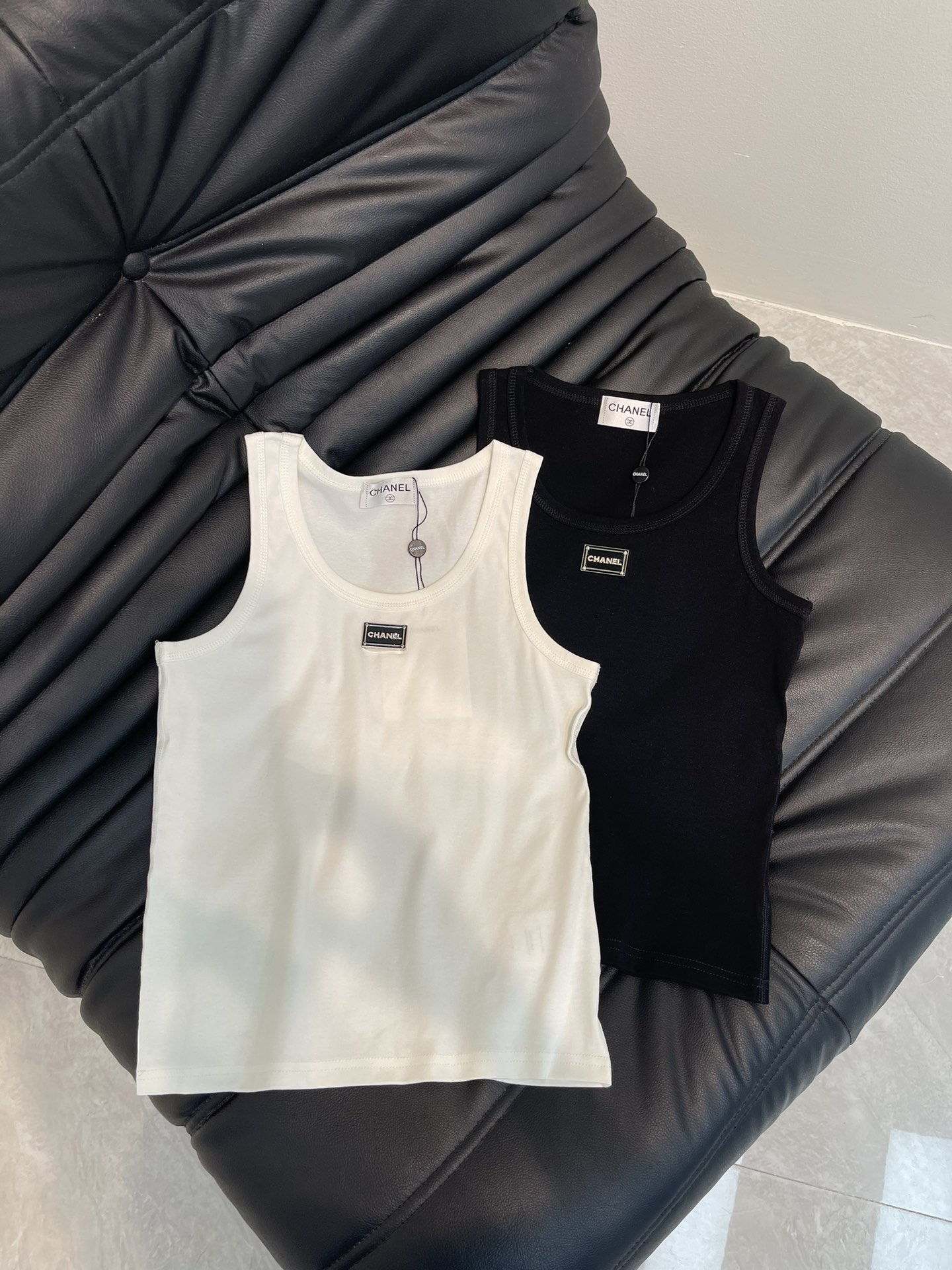 NO:330104,Chane*25 spring and summer new Xiaoxiang logo iron vest top. Low-key luxury white and rich beauty must be used as a magic weapon!  The versatile and versatile fit is super slim!  The imported pure cotton fabric has a great texture!  Retro temperament is fashionable and high-end!  The upper body looks huge and slim, and the perfect workmanship quality depends on the details. SML, chanel, alexander wang19860909Chane*25春夏新款小香logo铁牌背心上衣.低调奢华白富美必入神器！万能百搭修身版型超显瘦！进口纯棉面料质感超赞！复古气质时髦又高级！版型上身巨显瘦,完美做工品质看细节.SML,,chanel,alexander wang,Women's clothing