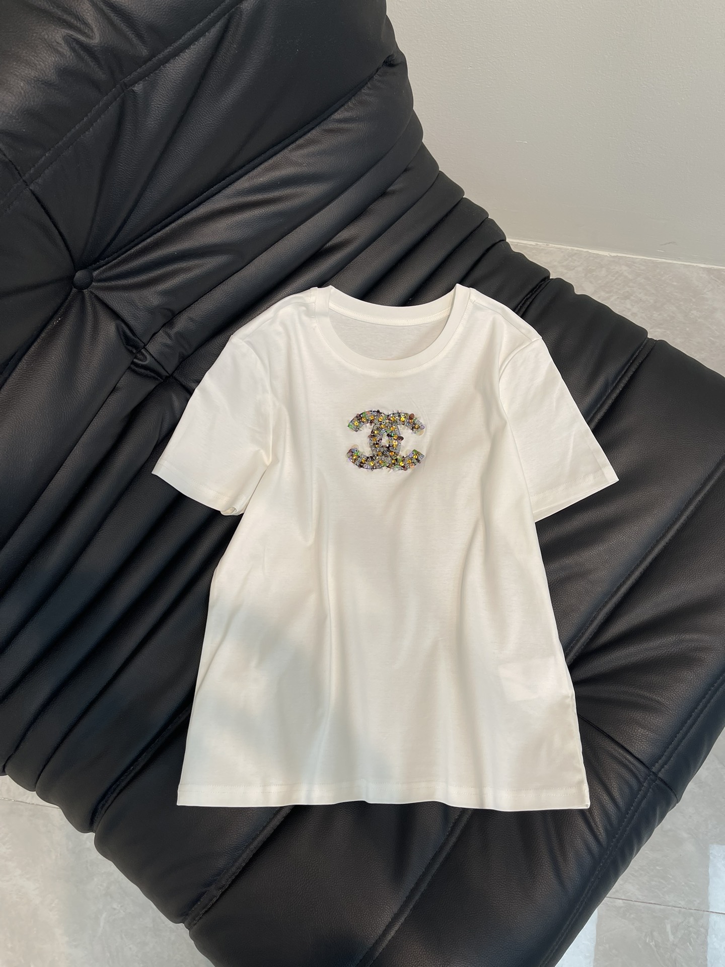 NO:330110,Chane*25 new Xiangjia contrasting rhinestone short-sleeved T-shirt, full of luxury!  The design of this T-shirt is really simple but not simple. The classic letter LOGO contrasting rhinestone decoration caught my eye at once. The rhinestone shines in the sun, as if each one is telling a fashion story, which really makes people love it!  When you wear it, whether it is paired with jeans or skirts, you can easily create a casual and fashionable look. Walking on the street, you feel that your temperament has improved by several levels!  And, the material of this T-shirt is also super comfortable, soft and skin-friendly. It feels like it is wrapped in clouds when worn on the body. It is really enjoyable!  Set of skirts SML, chanel, chanel, skirts, jeans, T-shirt, tees, t-shirt, alexander wang19860909Chane*25新款香家撞色水钻短袖T恤,贵气感爆棚！ 这款T恤的设计真的是简约而不简单,经典的字母LOGO撞色水钻装饰,一下子就抓住了我的眼球吧.水钻在阳光下闪闪发光,仿佛每一颗都在讲述着时尚的故事,真的是让人爱不释手！穿上它,无论是搭配牛仔裤还是半裙,都能轻松打造出随性又时尚的造型.走在街上,感觉自己的气质都提升了好几个档次呢！而且哦,这款T恤的材质也是超级舒适,柔软亲肤,穿在身上感觉就像被云朵包裹着一样,真的是享受啊！裙子一套 码数SML,,chanel,chanel,skirts,jeans,T-shirt,tees，t-shirt,alexander wang,Women's clothing