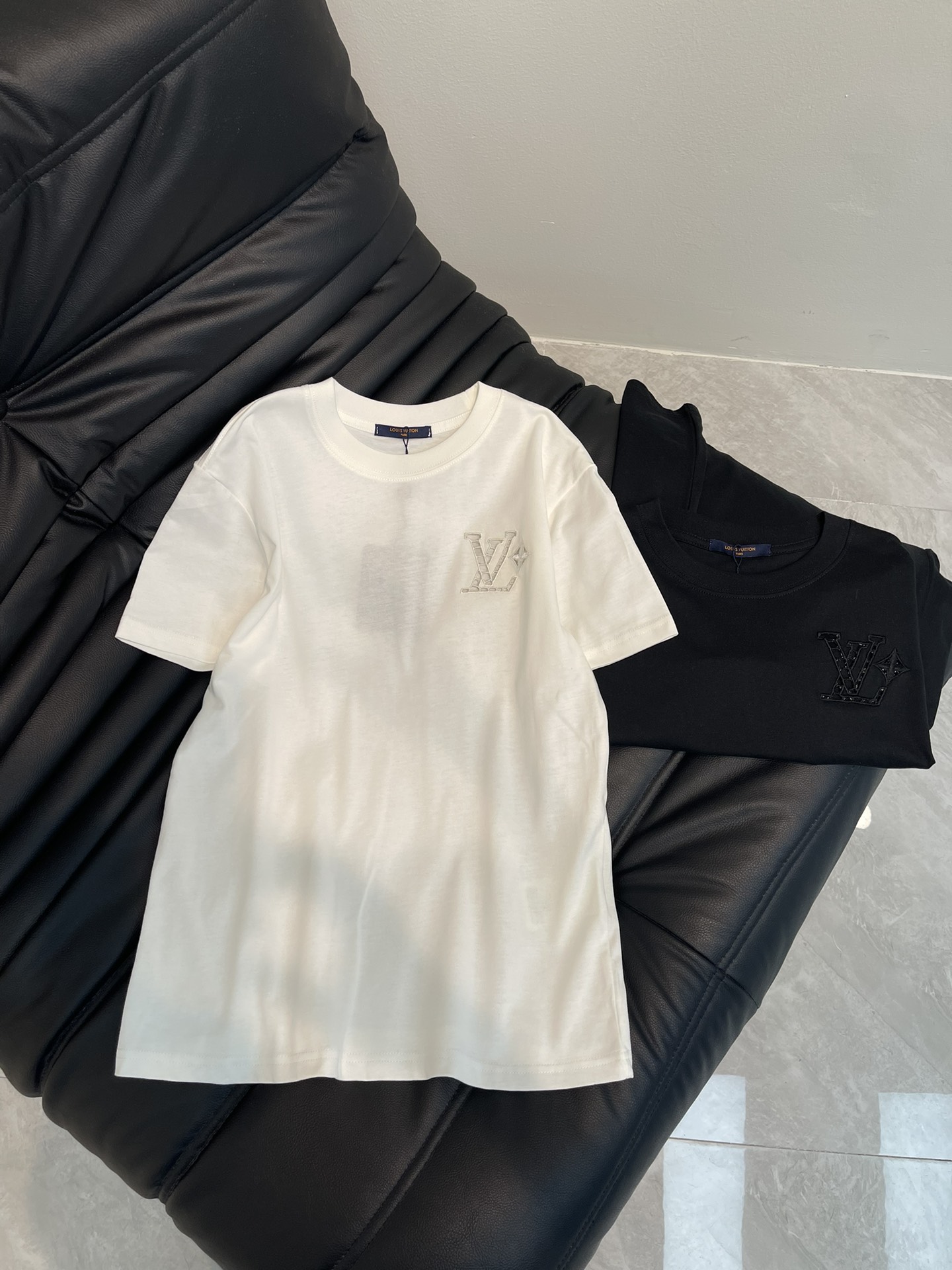 NO:330096,Louis Vuitto*25 Spring and Summer New Empty Embroidered Short Sleeve T-shirt!  Imported pure cotton fabric!  The classic style is versatile and not picky, and the upper body is very beautiful!  SML, louis vuitton,T-shirt,tees,t-shirt,alexander wang19860909Louis Vuitto*25春夏新款缕空绣花短袖T恤！进口纯棉面料！经典版型百搭不挑人,上身非常漂亮！SML,,louis vuitton,T-shirt,tees，t-shirt,alexander wang,Women's clothing