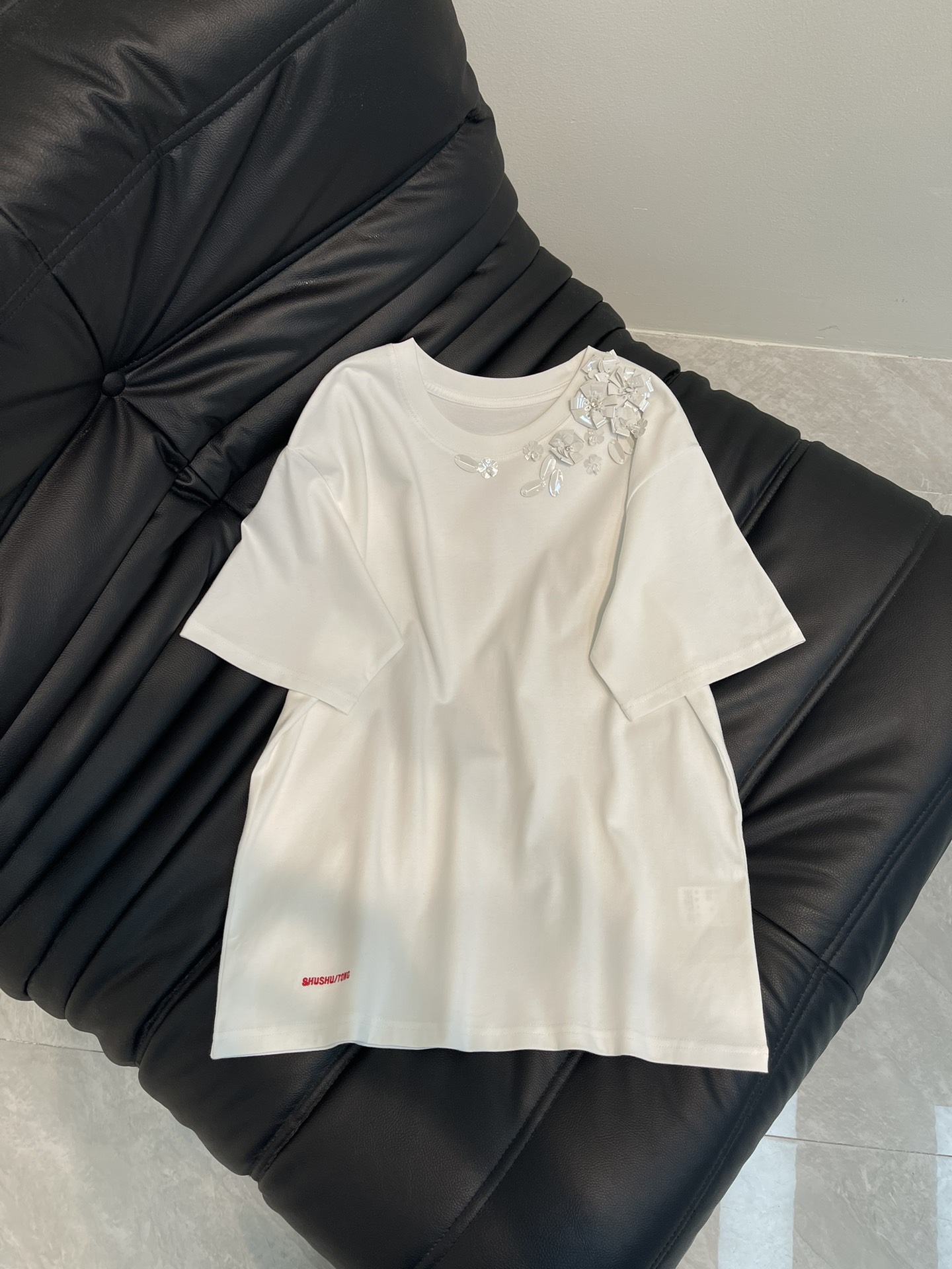 NO:330094,SHUSHUTON*25 Spring and Summer New Handmade Bead Floral Embroidered Letter Short Sleeve T-shirt!  Super beautiful heavy industry packages, full of handmade details, lovely, loose style, and beautiful in single wear for spring and summer!  SML, T-shirt,tees,t-shirt,alexander wang19860909SHUSHUTON*25春夏新款手工珠片花朵刺绣字母短袖T恤！超级好看的重工款,满满的手工细节闪闪惹人爱,宽松版型,春夏做内搭单穿都好看！SML,,T-shirt,tees，t-shirt,alexander wang,Women's clothing