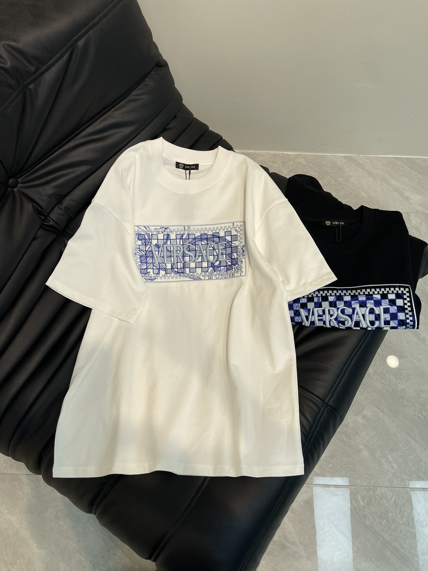 NO:330100,Versac* Versace 25 new square embroidered letter short-sleeved T-shirt. All cotton fabric, soft fabric, skin-friendly and comfortable. A very fashionable model, with a simple overall design without losing personality. It is suitable for urban men and women who pursue fashion and focus on brand culture, and can easily control various occasions. S-XL, versace, versace, T-shirt, tees, t-shirt, alexander wang19860909Versac*范思哲25新款方块刺绣字母短袖T恤.全棉面料,面料柔软,亲肤舒适.非常时尚的一个款,整体设计简约而不失个性,适合追求时尚潮流、注重品牌文化的都市男女,轻松驾驭多种场合.S-XL,,versace,versace,T-shirt,tees，t-shirt,alexander wang,Women's clothing