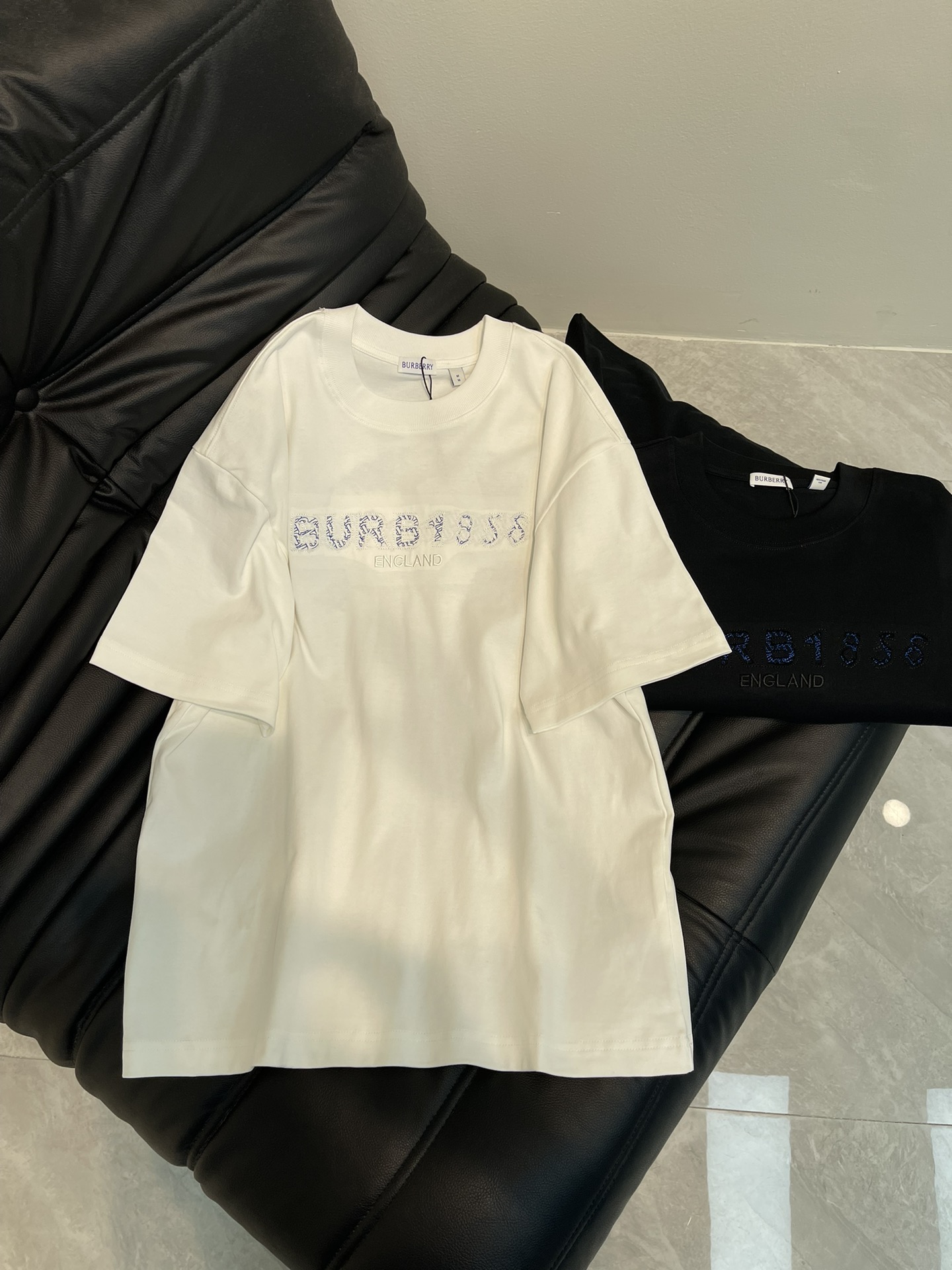 NO:330098,Burberr*25 new embroidered short-sleeved T-shirt. All cotton fabric, soft fabric, skin-friendly and comfortable. A very fashionable model, with a simple overall design without losing personality. It is suitable for urban men and women who pursue fashion and focus on brand culture, and can easily control various occasions. S-XL, burberry, T-shirt, tees, t-shirt, alexander wang19860909Burberr*25新款刺绣字母短袖T恤.全棉面料,面料柔软,亲肤舒适.非常时尚的一个款,整体设计简约而不失个性,适合追求时尚潮流、注重品牌文化的都市男女,轻松驾驭多种场合.S-XL,,burberry,T-shirt,tees，t-shirt,alexander wang,Women's clothing