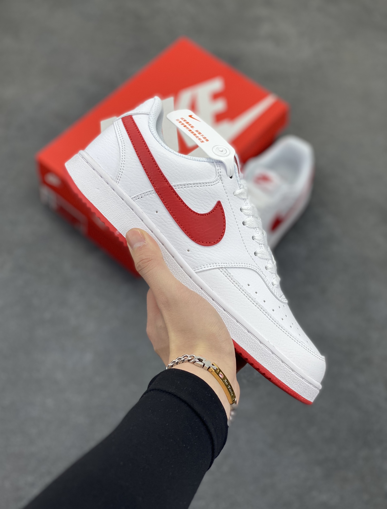 福利特价 Nike Court Borough 低帮百搭透气休闲运动板鞋男女鞋 经典耐用的设计,兼顾舒适脚感和出众风范,演绎匠心之作。结构性的支撑贴合感结合复古篮球设计,塑就场外全明星风范。 货号:CD5463-102 尺码:36 36.5 37.5 38 38.5 39 40 40.5 4142 42.5 43 44 44.5 45-选品中心