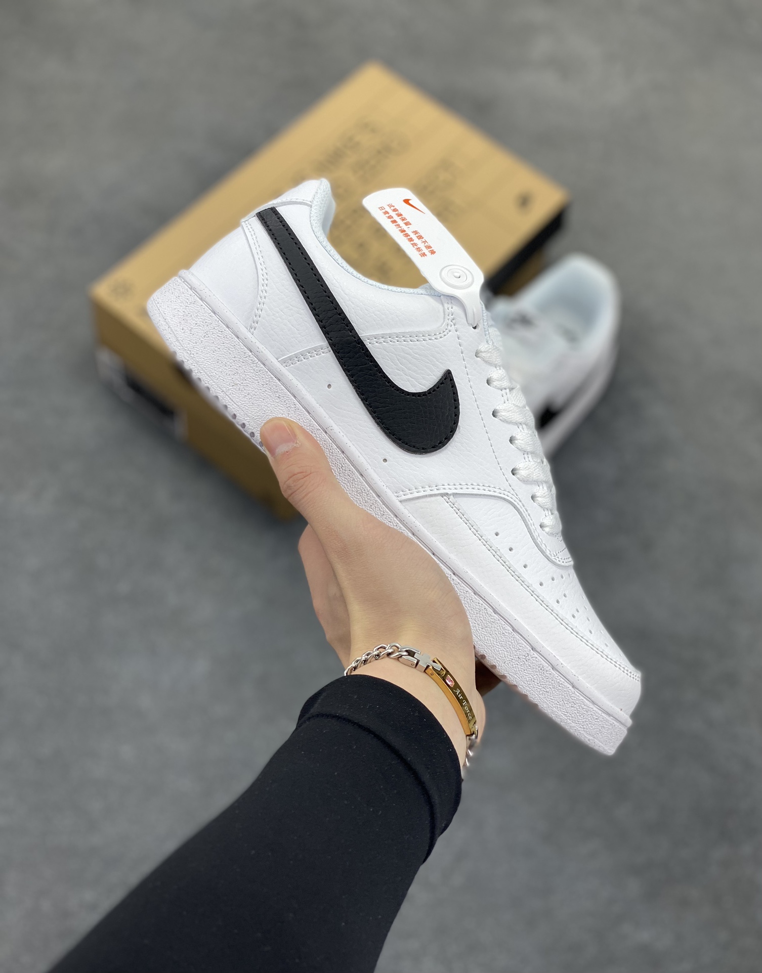 福利特价 Nike Court Borough 低帮百搭透气休闲运动板鞋男女鞋 经典耐用的设计,兼顾舒适脚感和出众风范,演绎匠心之作。结构性的支撑贴合感结合复古篮球设计,塑就场外全明星风范。 货号:DH2987-101 尺码:36 36.5 37.5 38 38.5 39 40 40.5 4142 42.5 43 44 44.5 45-选品中心