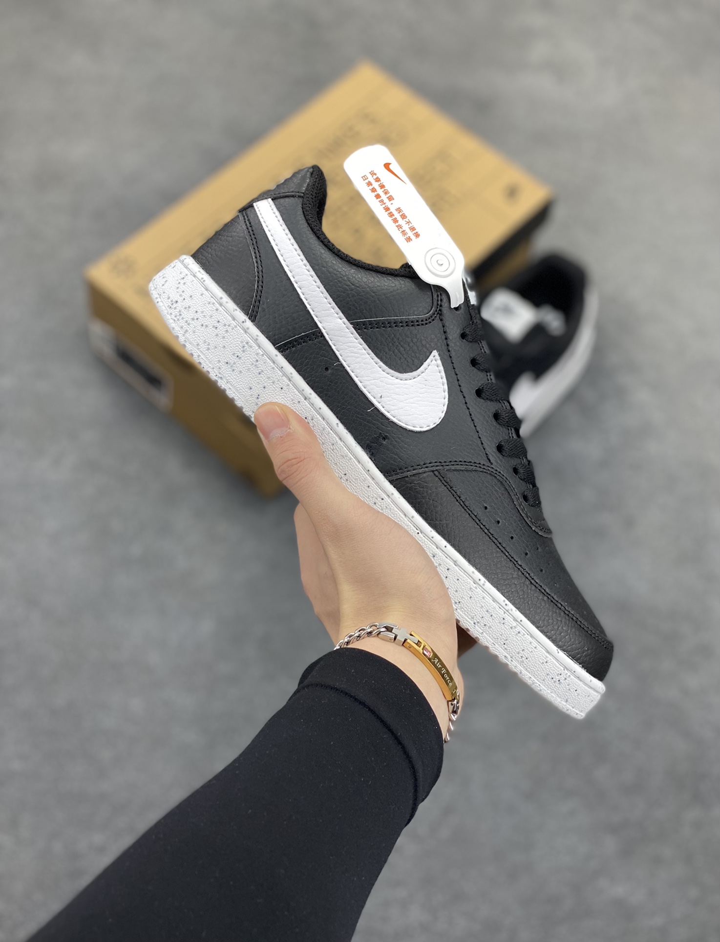 福利特价 Nike Court Borough 低帮百搭透气休闲运动板鞋男女鞋 经典耐用的设计,兼顾舒适脚感和出众风范,演绎匠心之作。结构性的支撑贴合感结合复古篮球设计,塑就场外全明星风范。 货号:DH2987-001 尺码:36 36.5 37.5 38 38.5 39 40 40.5 4142 42.5 43 44 44.5 45-选品中心