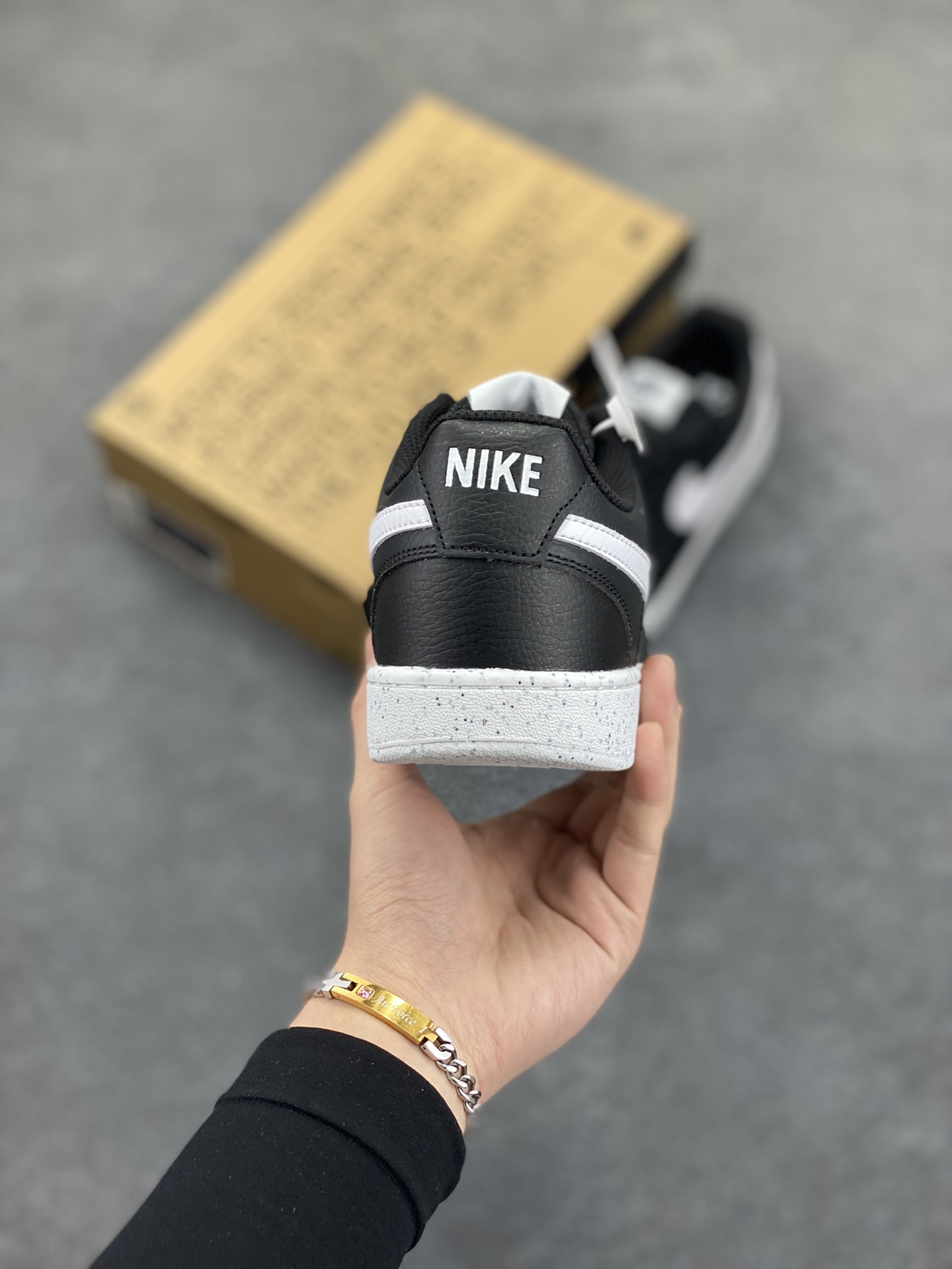 图片[4]-福利特价 Nike Court Borough 低帮百搭透气休闲运动板鞋男女鞋 经典耐用的设计，兼顾舒适脚感和出众风范，演绎匠心之作。结构性的支撑贴合感结合复古篮球设计，塑就场外全明星风范。 货号：DH2987-001 尺码：36 36.5 37.5 38 38.5 39 40 40.5 4142 42.5 43 44 44.5 45-选品中心