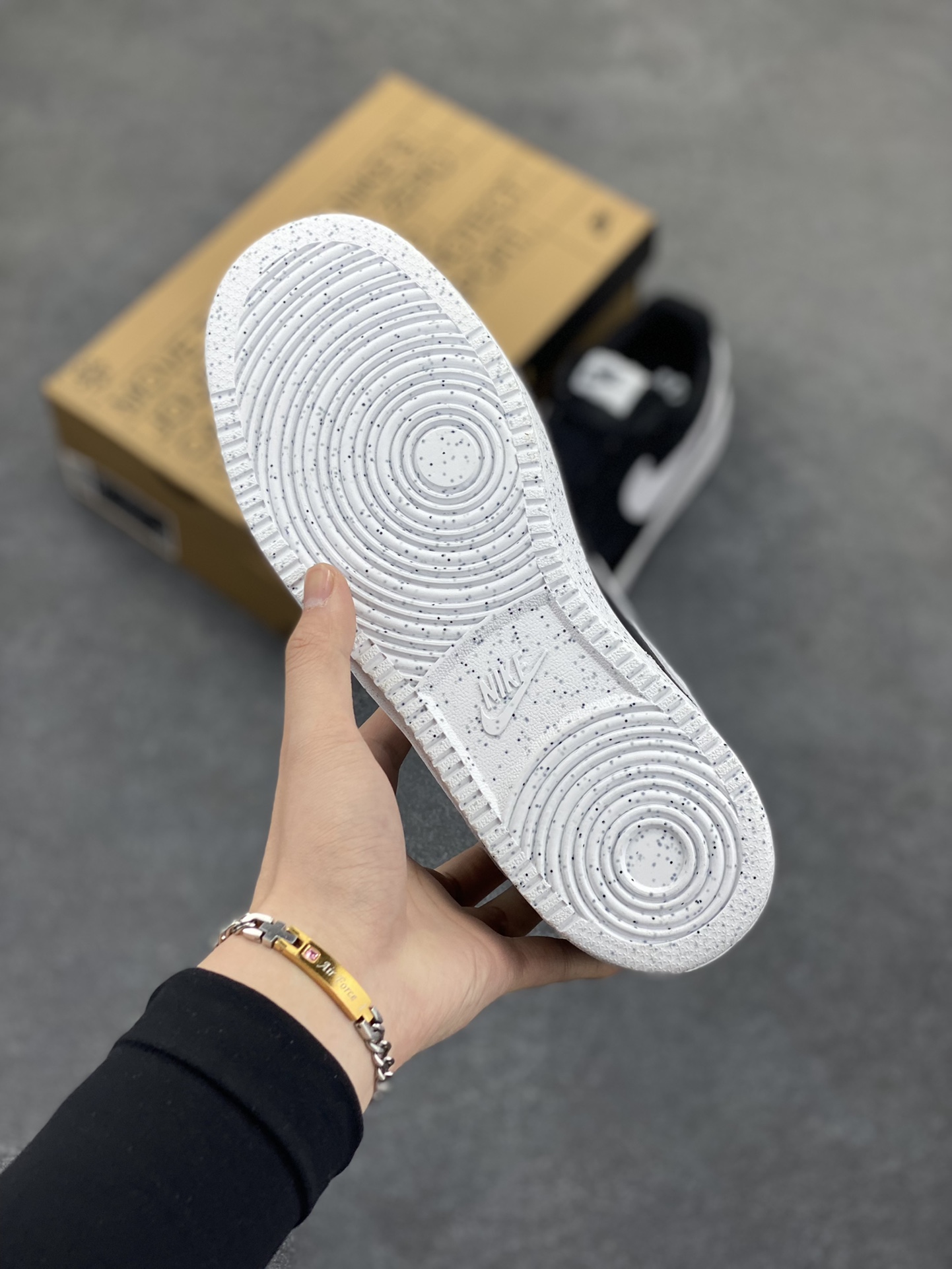 图片[5]-福利特价 Nike Court Borough 低帮百搭透气休闲运动板鞋男女鞋 经典耐用的设计，兼顾舒适脚感和出众风范，演绎匠心之作。结构性的支撑贴合感结合复古篮球设计，塑就场外全明星风范。 货号：DH2987-001 尺码：36 36.5 37.5 38 38.5 39 40 40.5 4142 42.5 43 44 44.5 45-选品中心