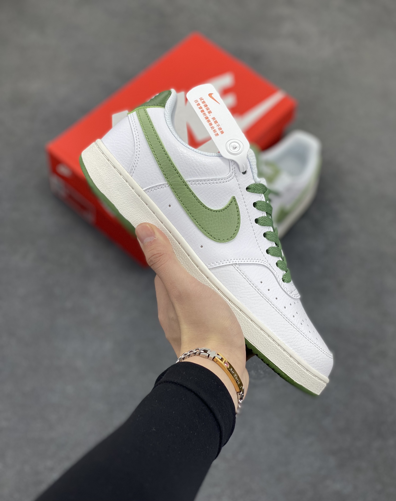 福利特价 Nike Court Borough 低帮百搭透气休闲运动板鞋男女鞋 经典耐用的设计,兼顾舒适脚感和出众风范,演绎匠心之作。结构性的支撑贴合感结合复古篮球设计,塑就场外全明星风范。 货号:FJ5480-100 尺码:36 36.5 37.5 38 38.5 39 40 40.5 4142 42.5 43 44 44.5 45-选品中心