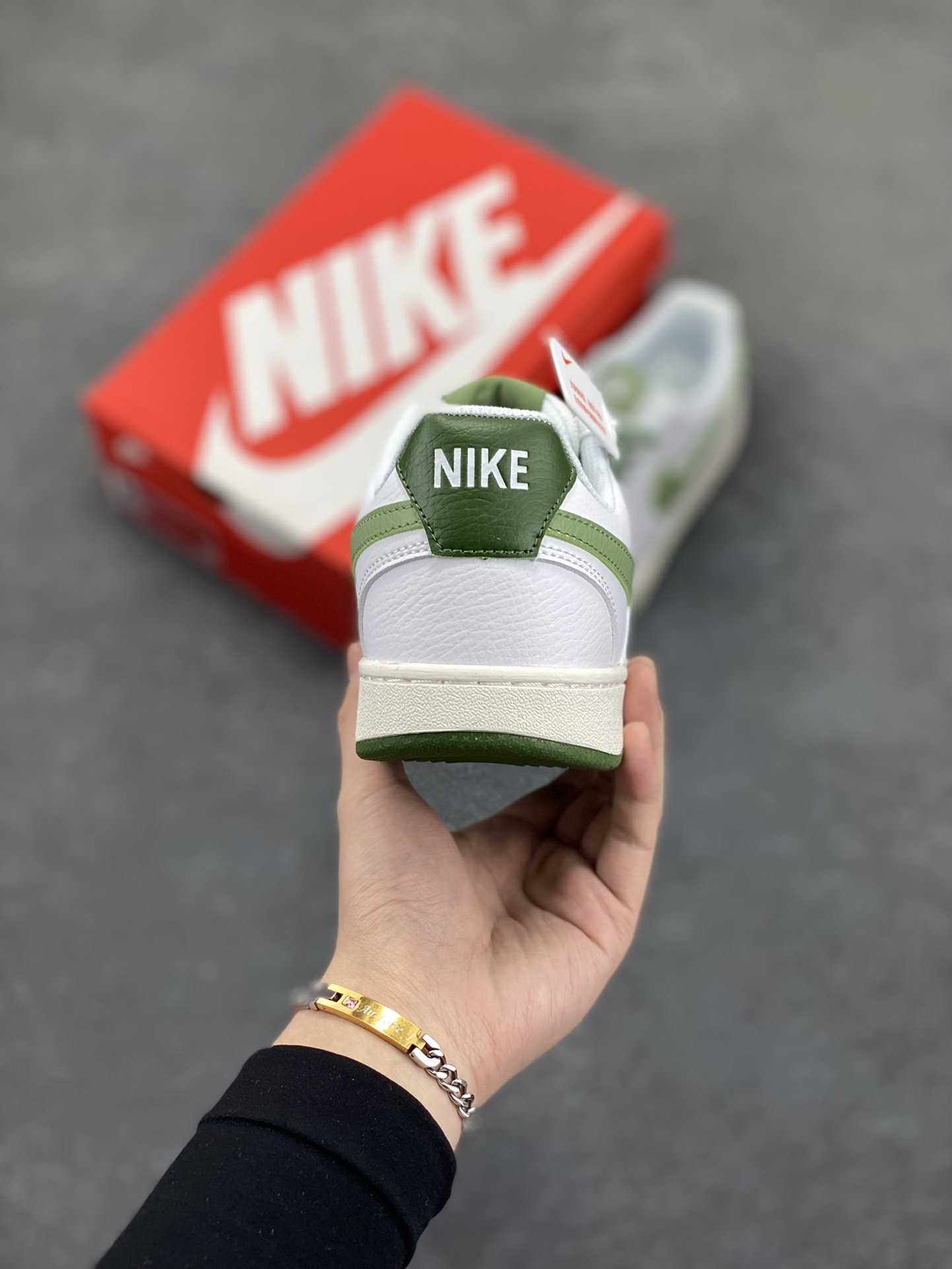 图片[4]-福利特价 Nike Court Borough 低帮百搭透气休闲运动板鞋男女鞋 经典耐用的设计，兼顾舒适脚感和出众风范，演绎匠心之作。结构性的支撑贴合感结合复古篮球设计，塑就场外全明星风范。 货号：FJ5480-100 尺码：36 36.5 37.5 38 38.5 39 40 40.5 4142 42.5 43 44 44.5 45-选品中心