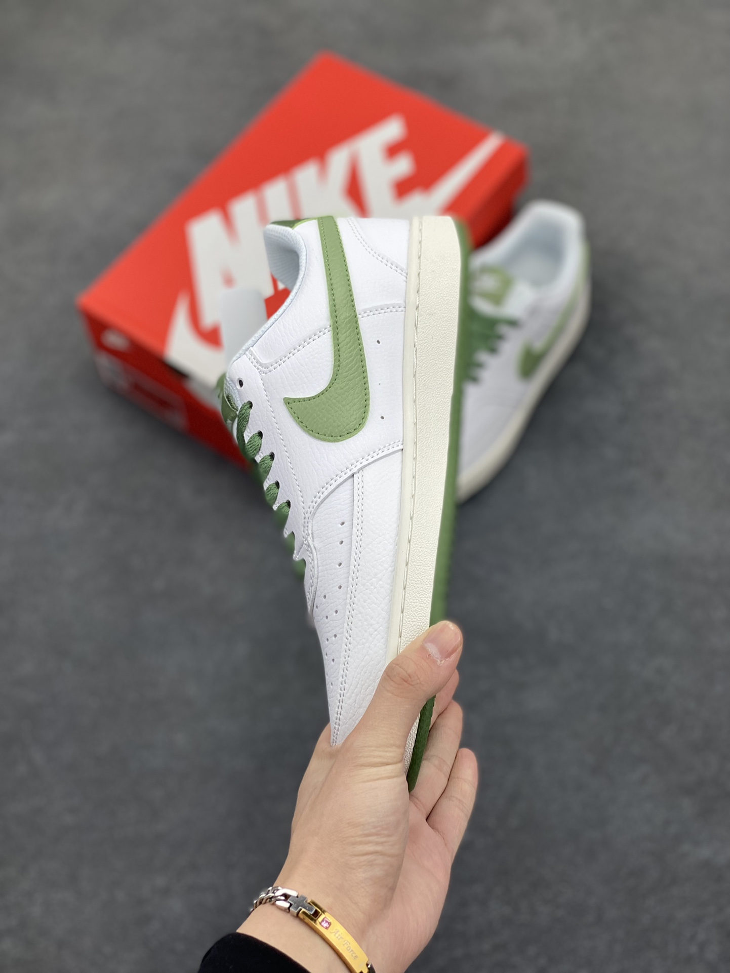 图片[3]-福利特价 Nike Court Borough 低帮百搭透气休闲运动板鞋男女鞋 经典耐用的设计，兼顾舒适脚感和出众风范，演绎匠心之作。结构性的支撑贴合感结合复古篮球设计，塑就场外全明星风范。 货号：FJ5480-100 尺码：36 36.5 37.5 38 38.5 39 40 40.5 4142 42.5 43 44 44.5 45-选品中心