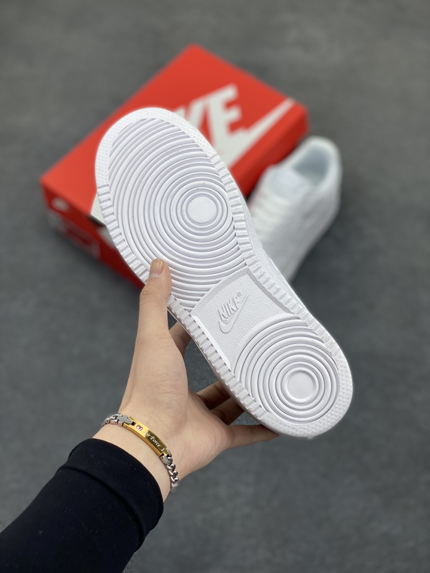 图片[5]-福利特价 Nike Court Borough 低帮百搭透气休闲运动板鞋男女鞋 经典耐用的设计，兼顾舒适脚感和出众风范，演绎匠心之作。结构性的支撑贴合感结合复古篮球设计，塑就场外全明星风范。 货号：CD5463-100 尺码：36 36.5 37.5 38 38.5 39 40 40.5 4142 42.5 43 44 44.5 45-选品中心