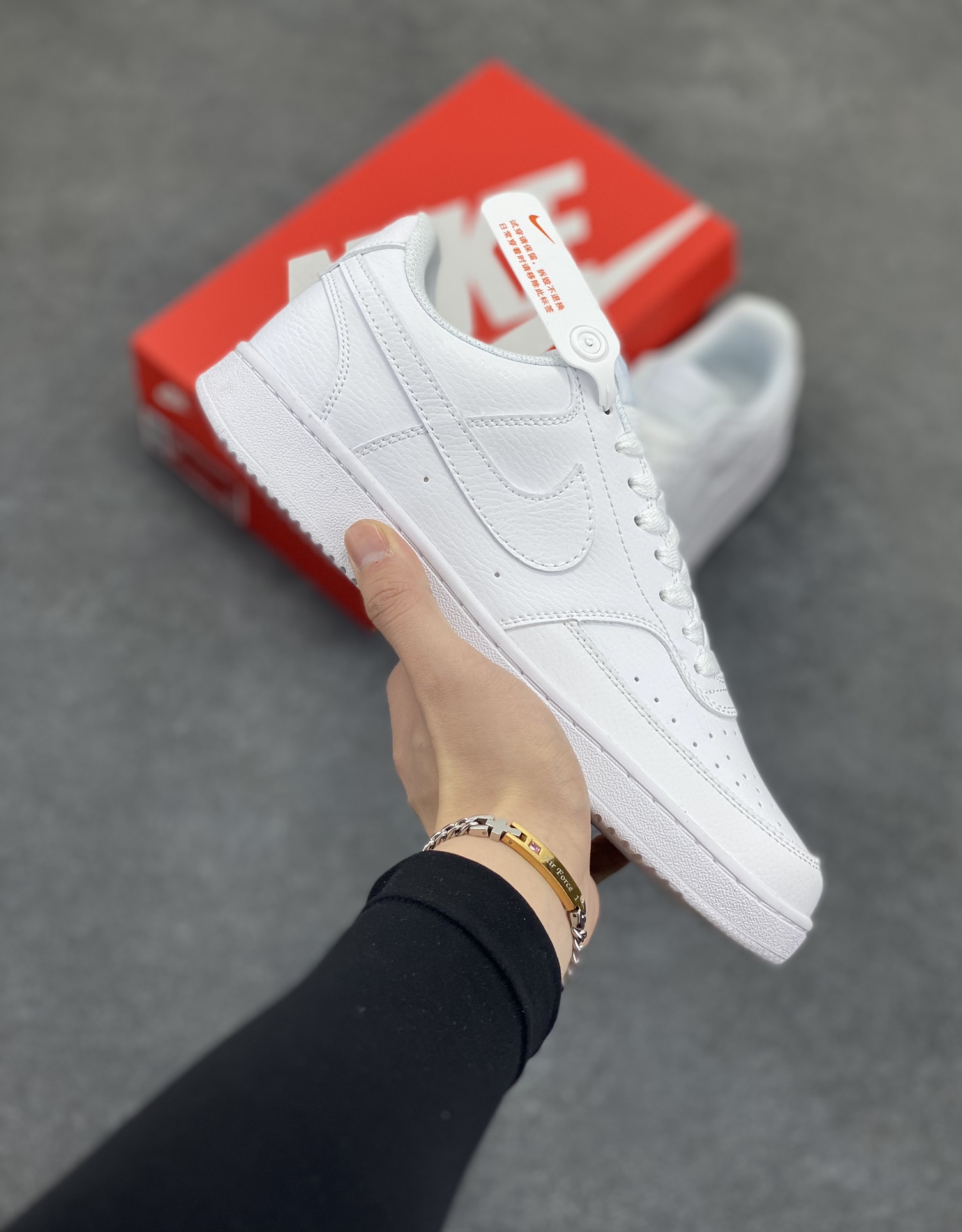 福利特价 Nike Court Borough 低帮百搭透气休闲运动板鞋男女鞋 经典耐用的设计,兼顾舒适脚感和出众风范,演绎匠心之作。结构性的支撑贴合感结合复古篮球设计,塑就场外全明星风范。 货号:CD5463-100 尺码:36 36.5 37.5 38 38.5 39 40 40.5 4142 42.5 43 44 44.5 45-选品中心