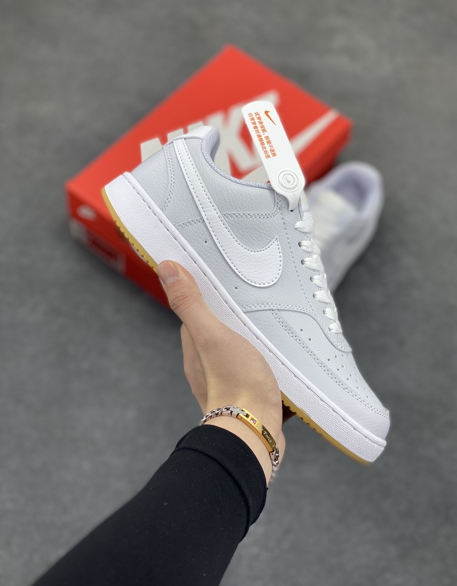 福利特价 Nike Court Borough 低帮百搭透气休闲运动板鞋男女鞋 经典耐用的设计，兼顾舒适脚感和出众风范，演绎匠心之作。结构性的支撑贴合感结合复古篮球设计，塑就场外全明星风范。 货号：CD5434-501 尺码：36 36.5 37.5 38 38.5 39 40 40.5 4142 42.5 43 44 44.5 45-选品中心