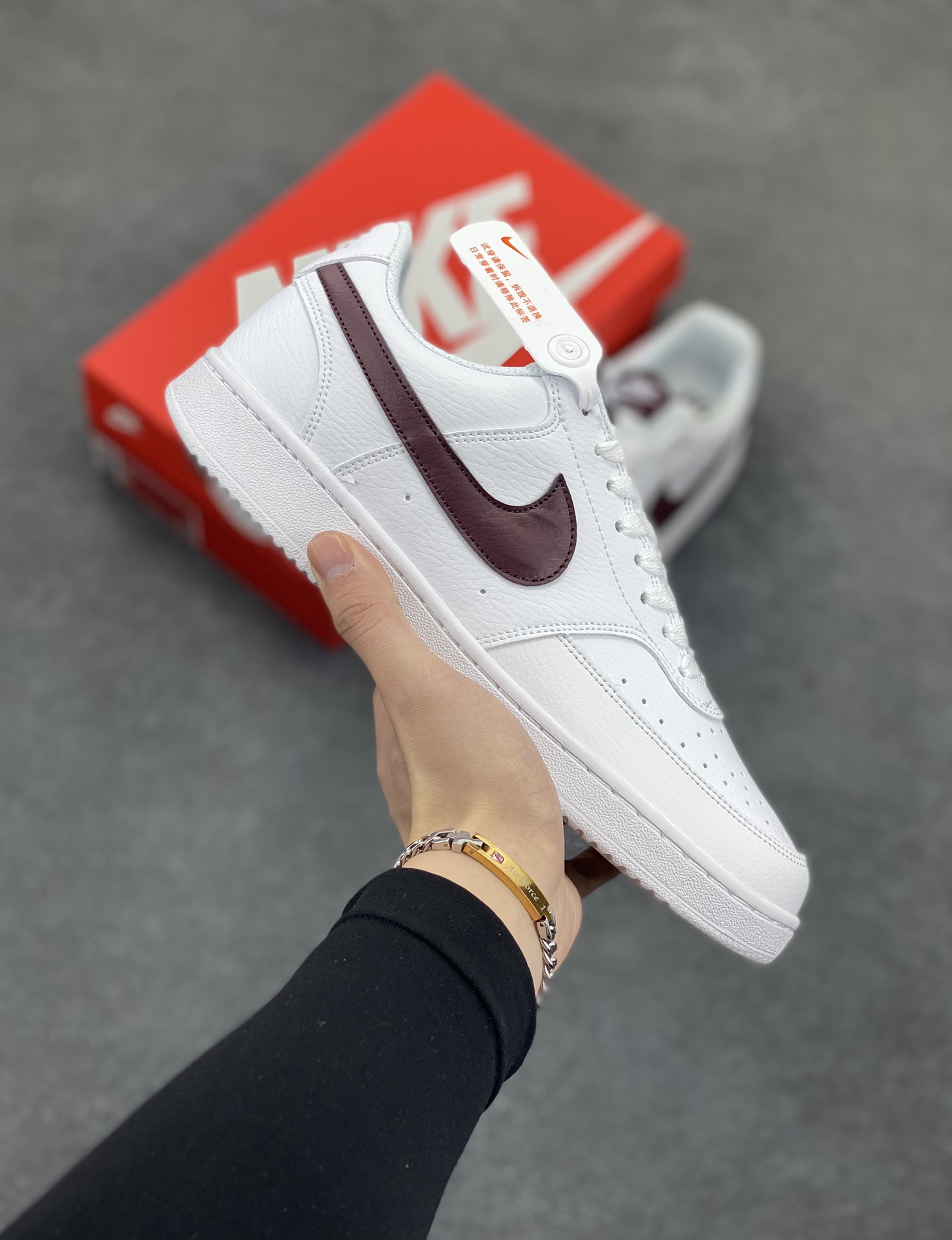 福利特价 Nike Court Borough 低帮百搭透气休闲运动板鞋男女鞋 经典耐用的设计，兼顾舒适脚感和出众风范，演绎匠心之作。结构性的支撑贴合感结合复古篮球设计，塑就场外全明星风范。 货号：DH2987-113 尺码：36 36.5 37.5 38 38.5 39 40 40.5 4142 42.5 43 44 44.5 45-选品中心