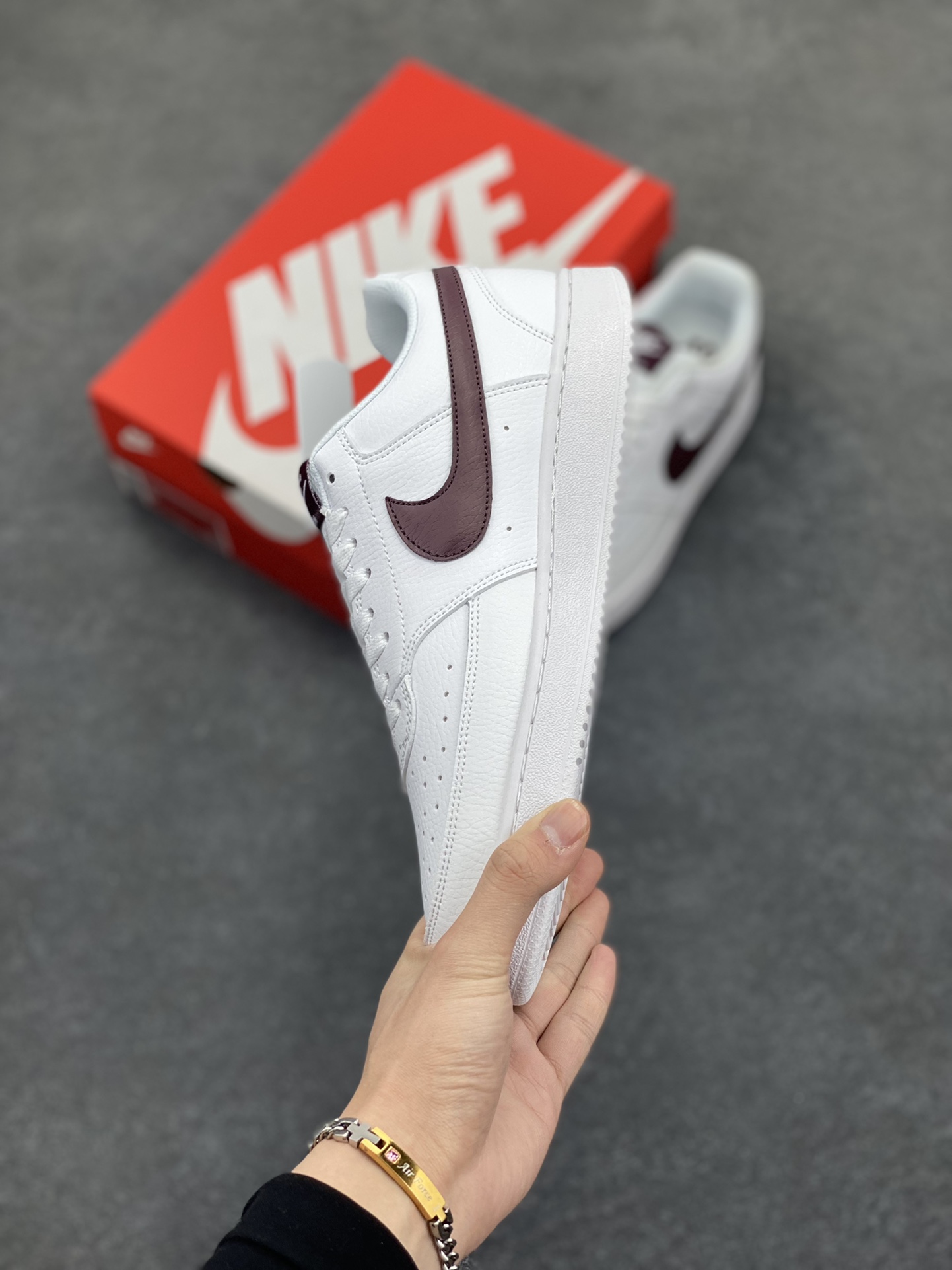 图片[3]-福利特价 Nike Court Borough 低帮百搭透气休闲运动板鞋男女鞋 经典耐用的设计，兼顾舒适脚感和出众风范，演绎匠心之作。结构性的支撑贴合感结合复古篮球设计，塑就场外全明星风范。 货号：DH2987-113 尺码：36 36.5 37.5 38 38.5 39 40 40.5 4142 42.5 43 44 44.5 45-选品中心