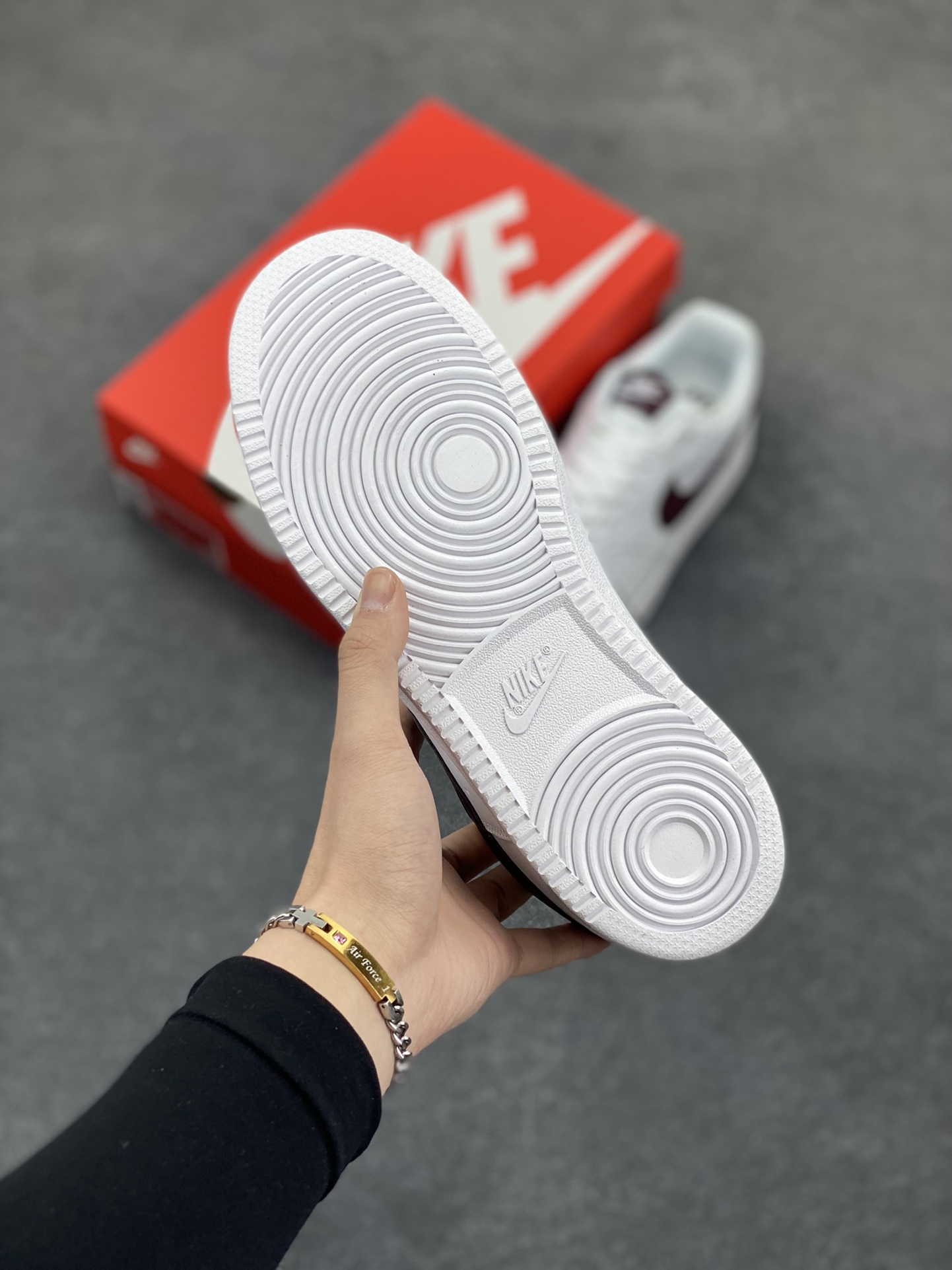 图片[5]-福利特价 Nike Court Borough 低帮百搭透气休闲运动板鞋男女鞋 经典耐用的设计，兼顾舒适脚感和出众风范，演绎匠心之作。结构性的支撑贴合感结合复古篮球设计，塑就场外全明星风范。 货号：DH2987-113 尺码：36 36.5 37.5 38 38.5 39 40 40.5 4142 42.5 43 44 44.5 45-选品中心