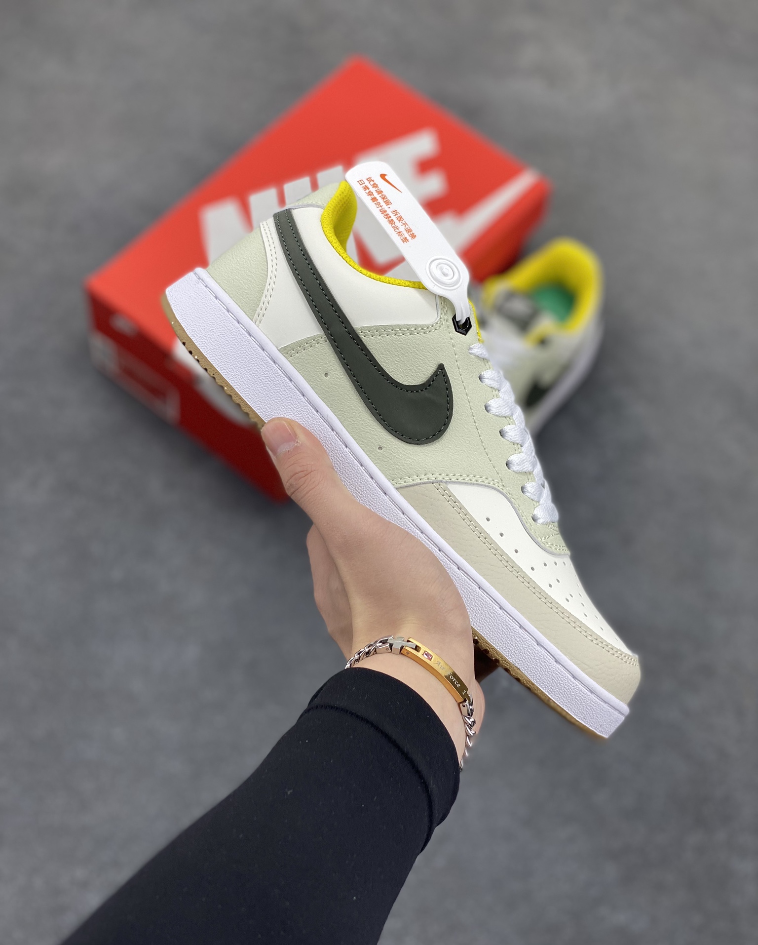 福利特价 Nike Court Borough 低帮百搭透气休闲运动板鞋男女鞋 经典耐用的设计，兼顾舒适脚感和出众风范，演绎匠心之作。结构性的支撑贴合感结合复古篮球设计，塑就场外全明星风范。 货号：FV3630-131 尺码：36 36.5 37.5 38 38.5 39 40 40.5 4142 42.5 43 44 44.5 45-选品中心