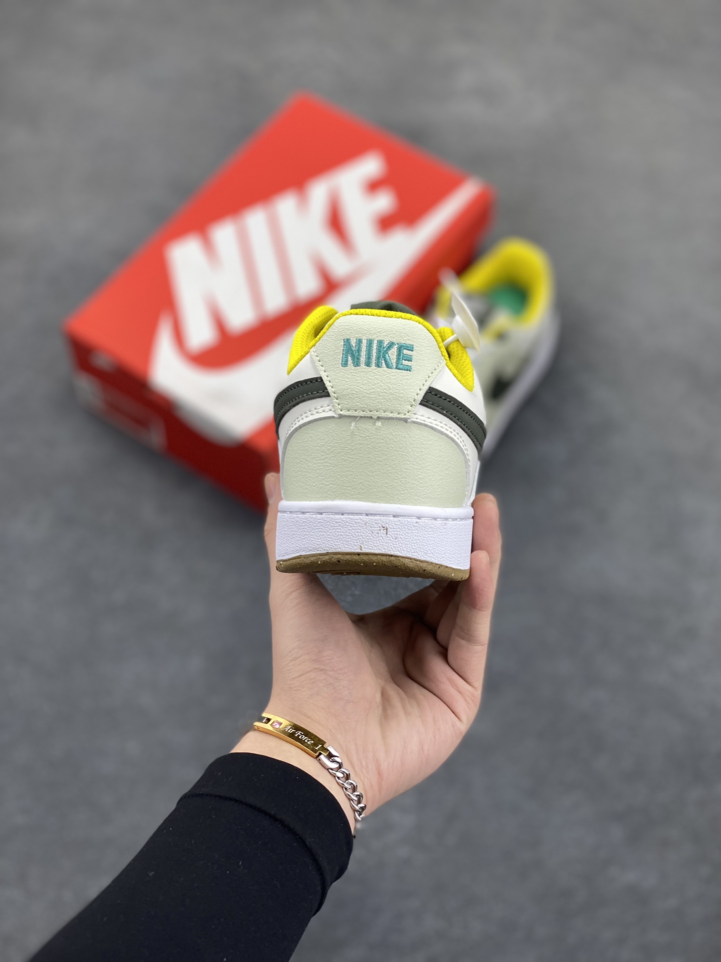 图片[4]-福利特价 Nike Court Borough 低帮百搭透气休闲运动板鞋男女鞋 经典耐用的设计，兼顾舒适脚感和出众风范，演绎匠心之作。结构性的支撑贴合感结合复古篮球设计，塑就场外全明星风范。 货号：FV3630-131 尺码：36 36.5 37.5 38 38.5 39 40 40.5 4142 42.5 43 44 44.5 45-选品中心