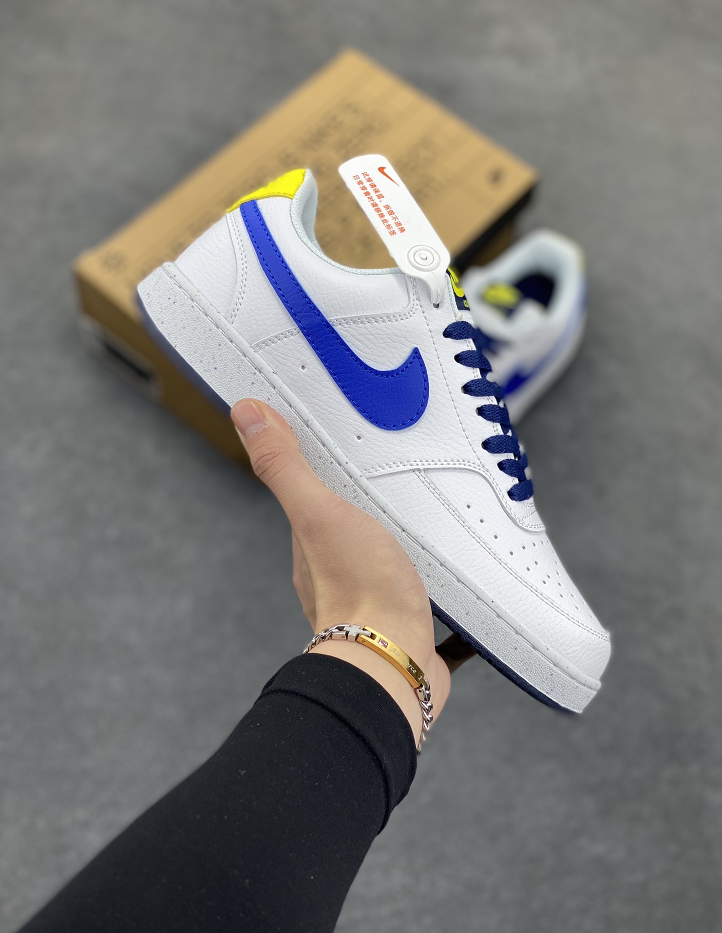 福利特价 Nike Court Borough 低帮百搭透气休闲运动板鞋男女鞋 经典耐用的设计,兼顾舒适脚感和出众风范,演绎匠心之作。结构性的支撑贴合感结合复古篮球设计,塑就场外全明星风范。 货号:DH2987-103 尺码:36 36.5 37.5 38 38.5 39 40 40.5 4142 42.5 43 44 44.5 45-选品中心