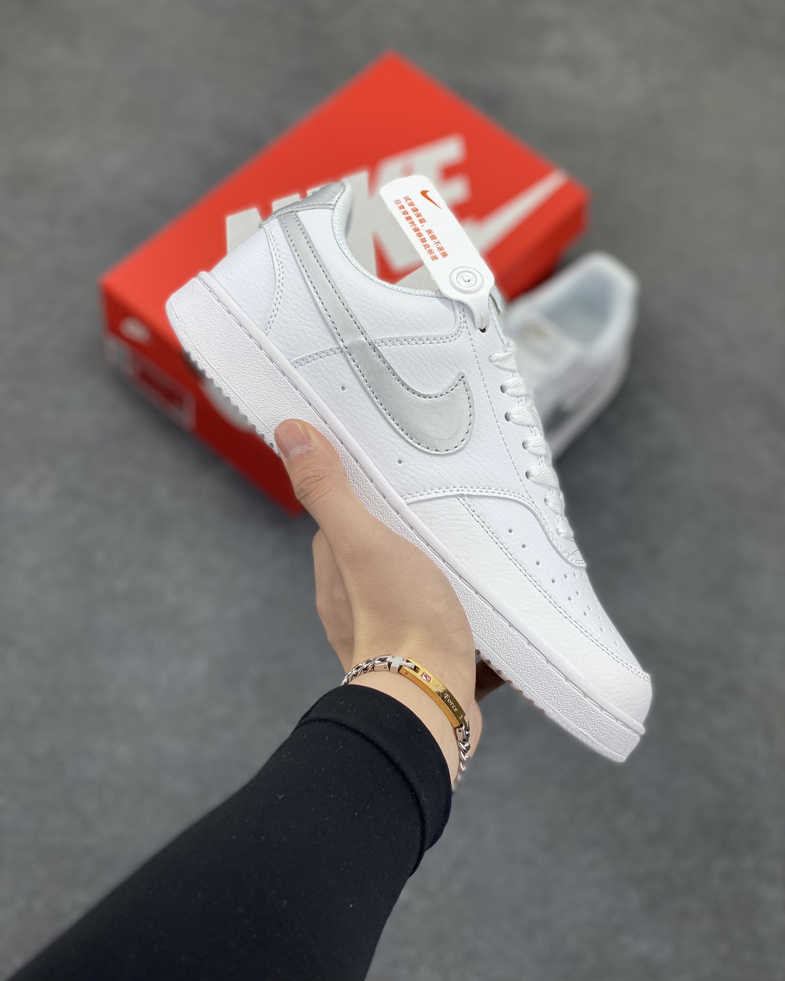 福利特价 Nike Court Borough 低帮百搭透气休闲运动板鞋男女鞋 经典耐用的设计,兼顾舒适脚感和出众风范,演绎匠心之作。结构性的支撑贴合感结合复古篮球设计,塑就场外全明星风范。 货号:CD5434-111 尺码:36 36.5 37.5 38 38.5 39 40 40.5 4142 42.5 43 44 44.5 45-选品中心