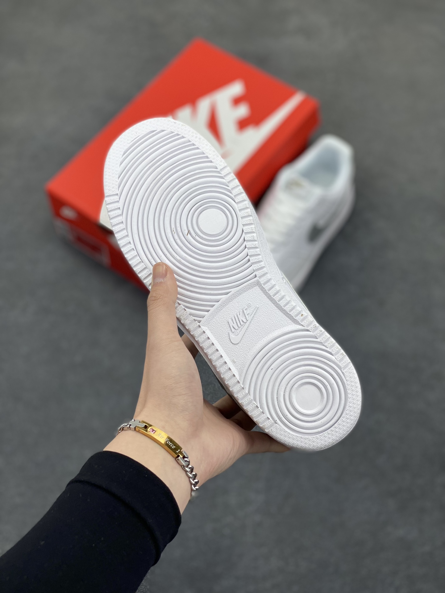 图片[5]-福利特价 Nike Court Borough 低帮百搭透气休闲运动板鞋男女鞋 经典耐用的设计，兼顾舒适脚感和出众风范，演绎匠心之作。结构性的支撑贴合感结合复古篮球设计，塑就场外全明星风范。 货号：CD5434-111 尺码：36 36.5 37.5 38 38.5 39 40 40.5 4142 42.5 43 44 44.5 45-选品中心