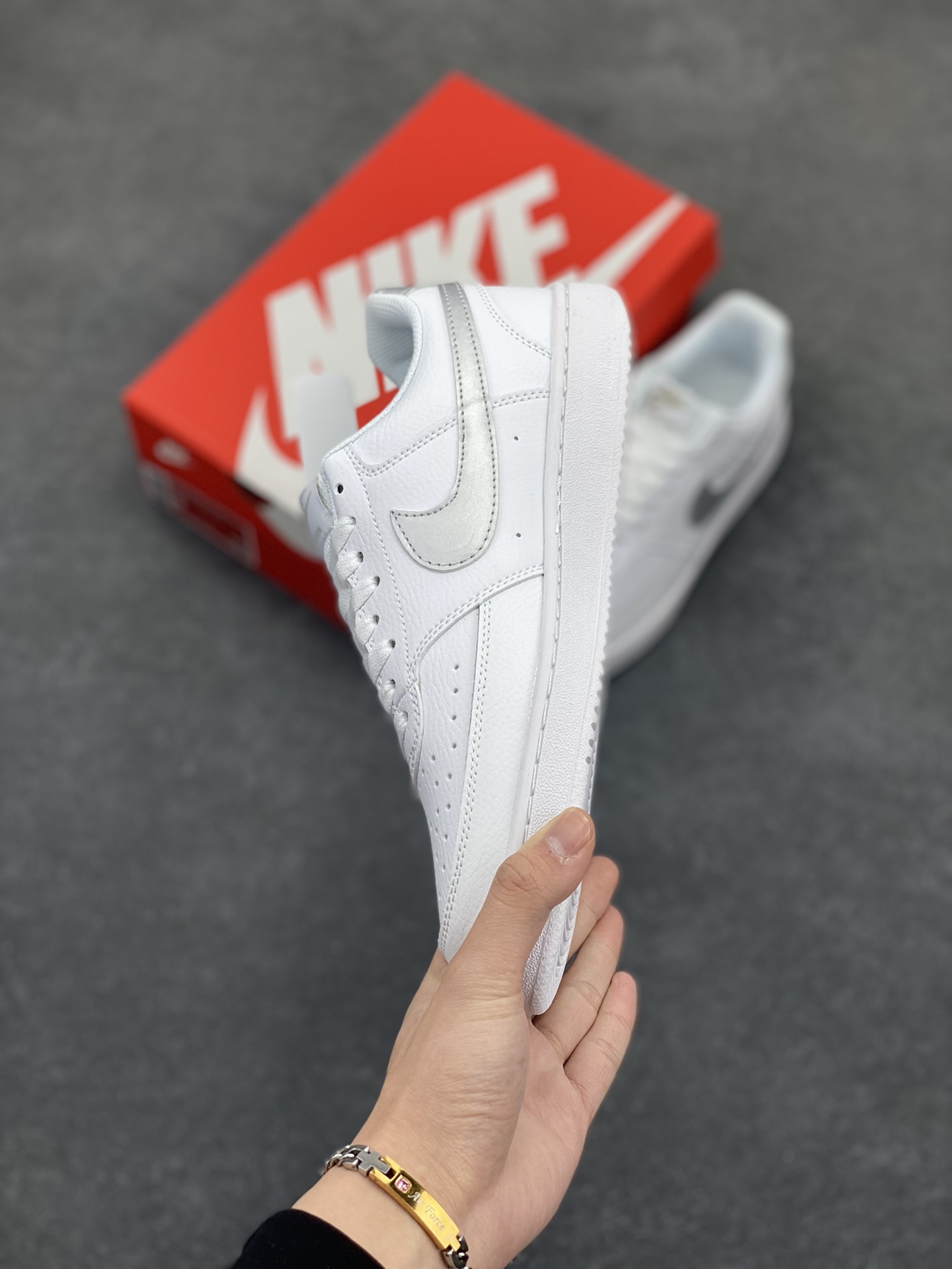 图片[3]-福利特价 Nike Court Borough 低帮百搭透气休闲运动板鞋男女鞋 经典耐用的设计，兼顾舒适脚感和出众风范，演绎匠心之作。结构性的支撑贴合感结合复古篮球设计，塑就场外全明星风范。 货号：CD5434-111 尺码：36 36.5 37.5 38 38.5 39 40 40.5 4142 42.5 43 44 44.5 45-选品中心