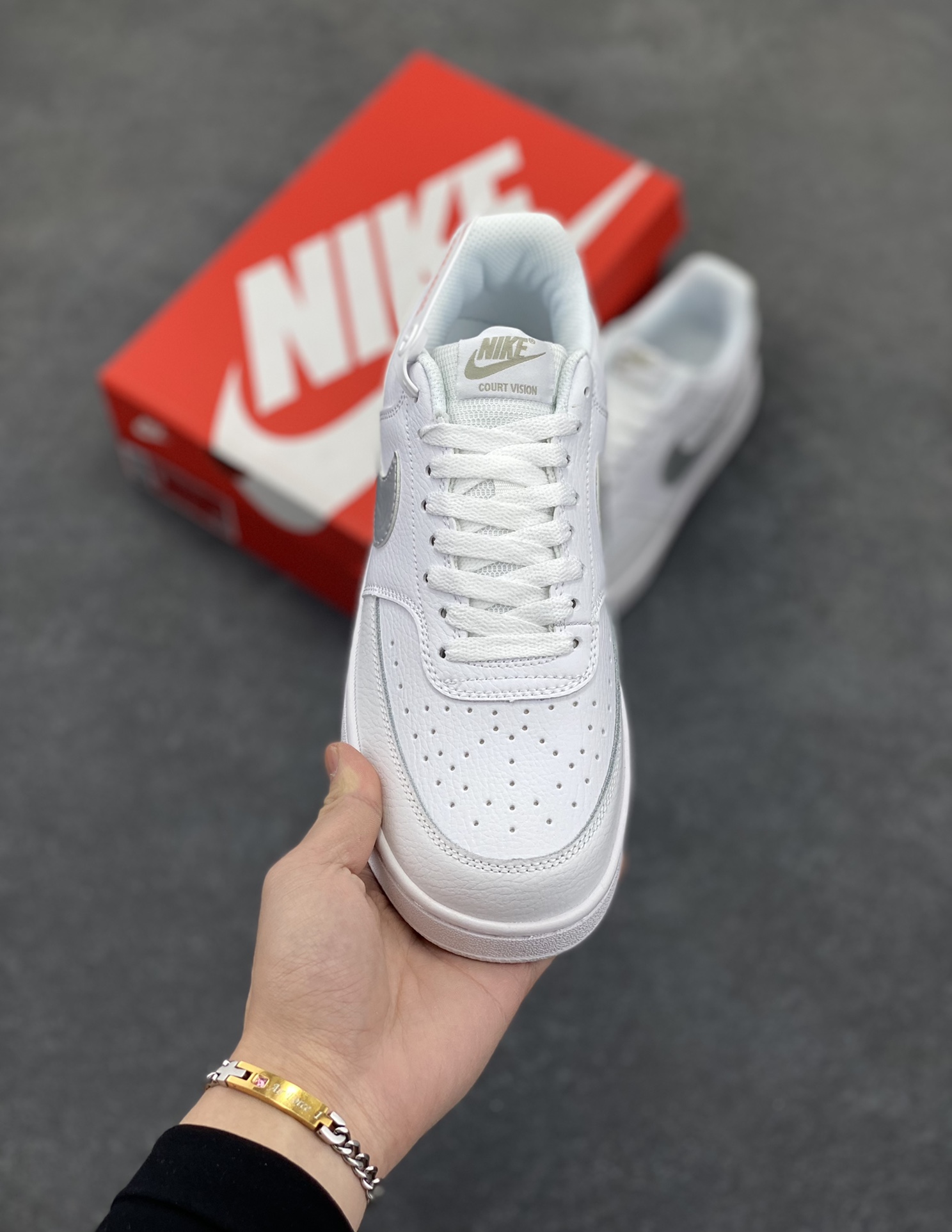 图片[2]-福利特价 Nike Court Borough 低帮百搭透气休闲运动板鞋男女鞋 经典耐用的设计，兼顾舒适脚感和出众风范，演绎匠心之作。结构性的支撑贴合感结合复古篮球设计，塑就场外全明星风范。 货号：CD5434-111 尺码：36 36.5 37.5 38 38.5 39 40 40.5 4142 42.5 43 44 44.5 45-选品中心