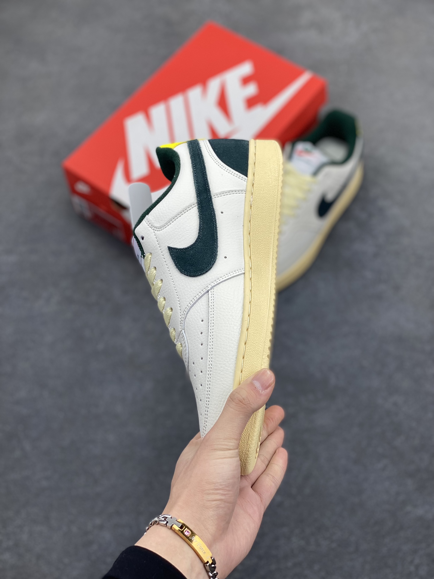 图片[3]-福利特价 Nike Court Borough 低帮百搭透气休闲运动板鞋男女鞋 经典耐用的设计，兼顾舒适脚感和出众风范，演绎匠心之作。结构性的支撑贴合感结合复古篮球设计，塑就场外全明星风范。 货号：FD0320-133 尺码：36 36.5 37.5 38 38.5 39 40 40.5 4142 42.5 43 44 44.5 45-选品中心