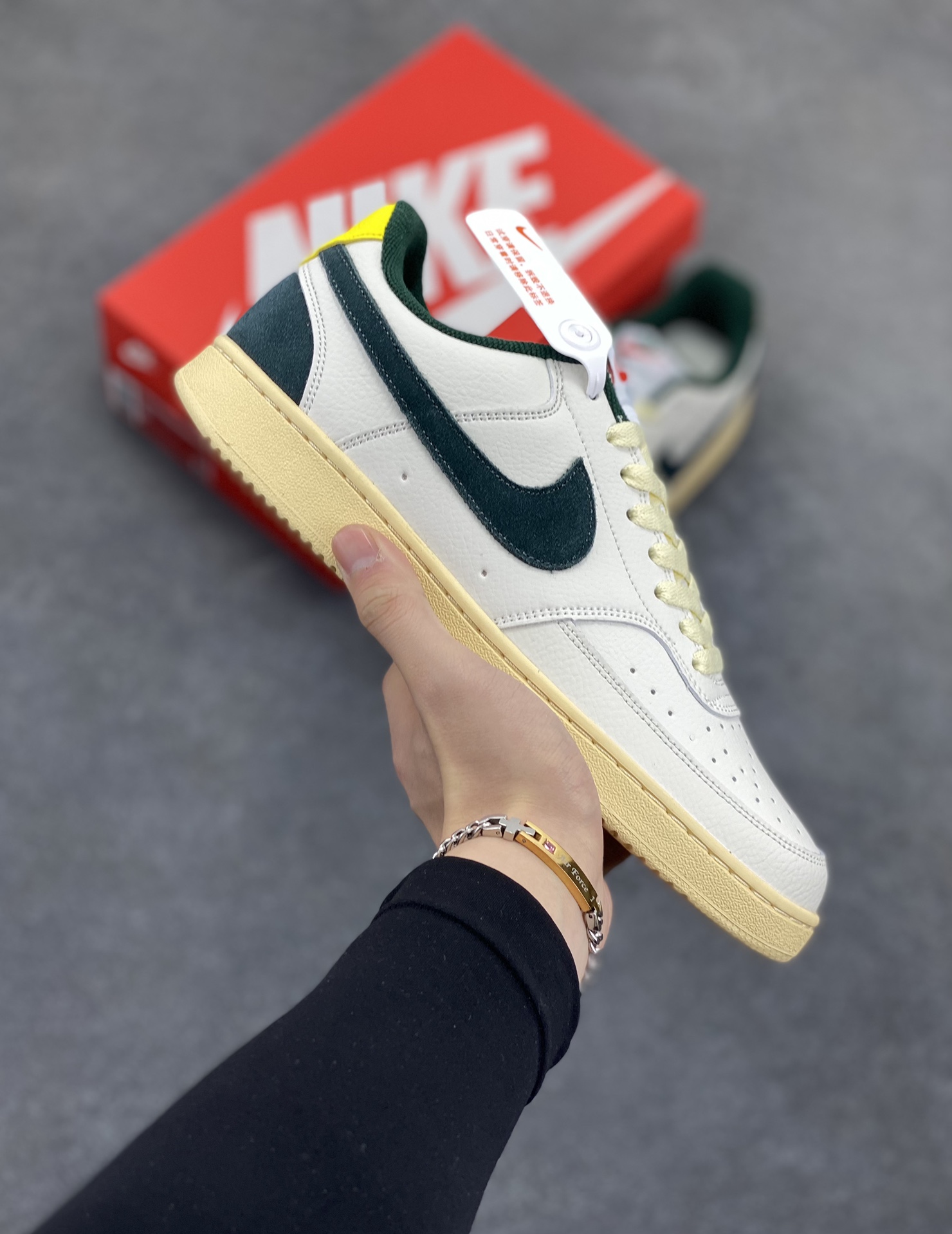 福利特价 Nike Court Borough 低帮百搭透气休闲运动板鞋男女鞋 经典耐用的设计,兼顾舒适脚感和出众风范,演绎匠心之作。结构性的支撑贴合感结合复古篮球设计,塑就场外全明星风范。 货号:FD0320-133 尺码:36 36.5 37.5 38 38.5 39 40 40.5 4142 42.5 43 44 44.5 45-选品中心