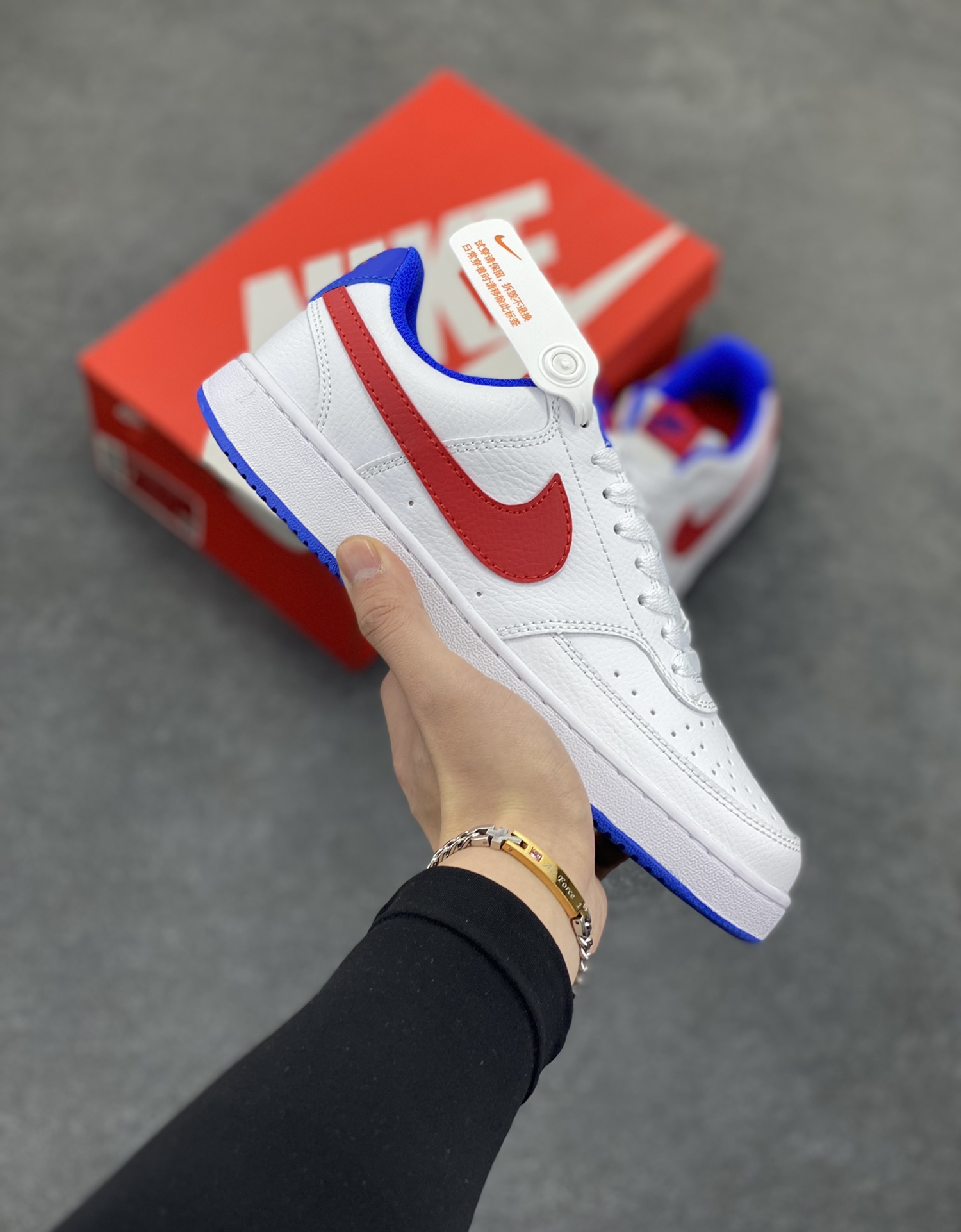 福利特价 Nike Court Borough 低帮百搭透气休闲运动板鞋男女鞋 经典耐用的设计，兼顾舒适脚感和出众风范，演绎匠心之作。结构性的支撑贴合感结合复古篮球设计，塑就场外全明星风范。 货号：DB5945-161 尺码：36 36.5 37.5 38 38.5 39 40 40.5 4142 42.5 43 44 44.5 45-选品中心