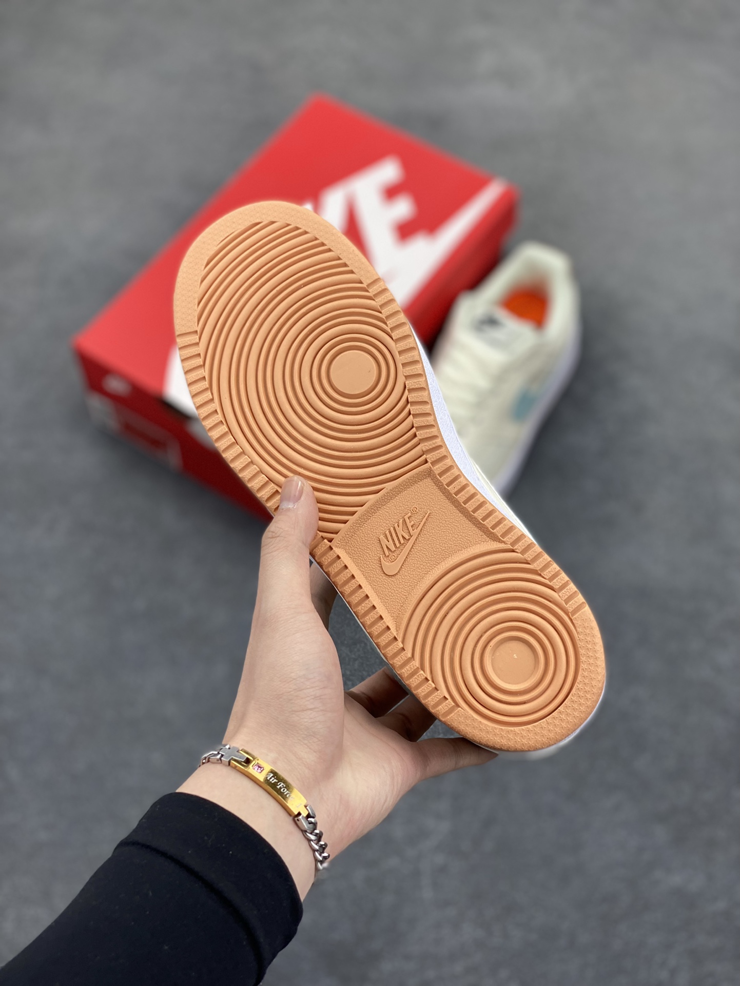 图片[5]-福利特价 Nike Court Borough 低帮百搭透气休闲运动板鞋男女鞋 经典耐用的设计，兼顾舒适脚感和出众风范，演绎匠心之作。结构性的支撑贴合感结合复古篮球设计，塑就场外全明星风范。 货号：FQ6876-131 尺码：36 36.5 37.5 38 38.5 39 40 40.5 4142 42.5 43 44 44.5 45-选品中心