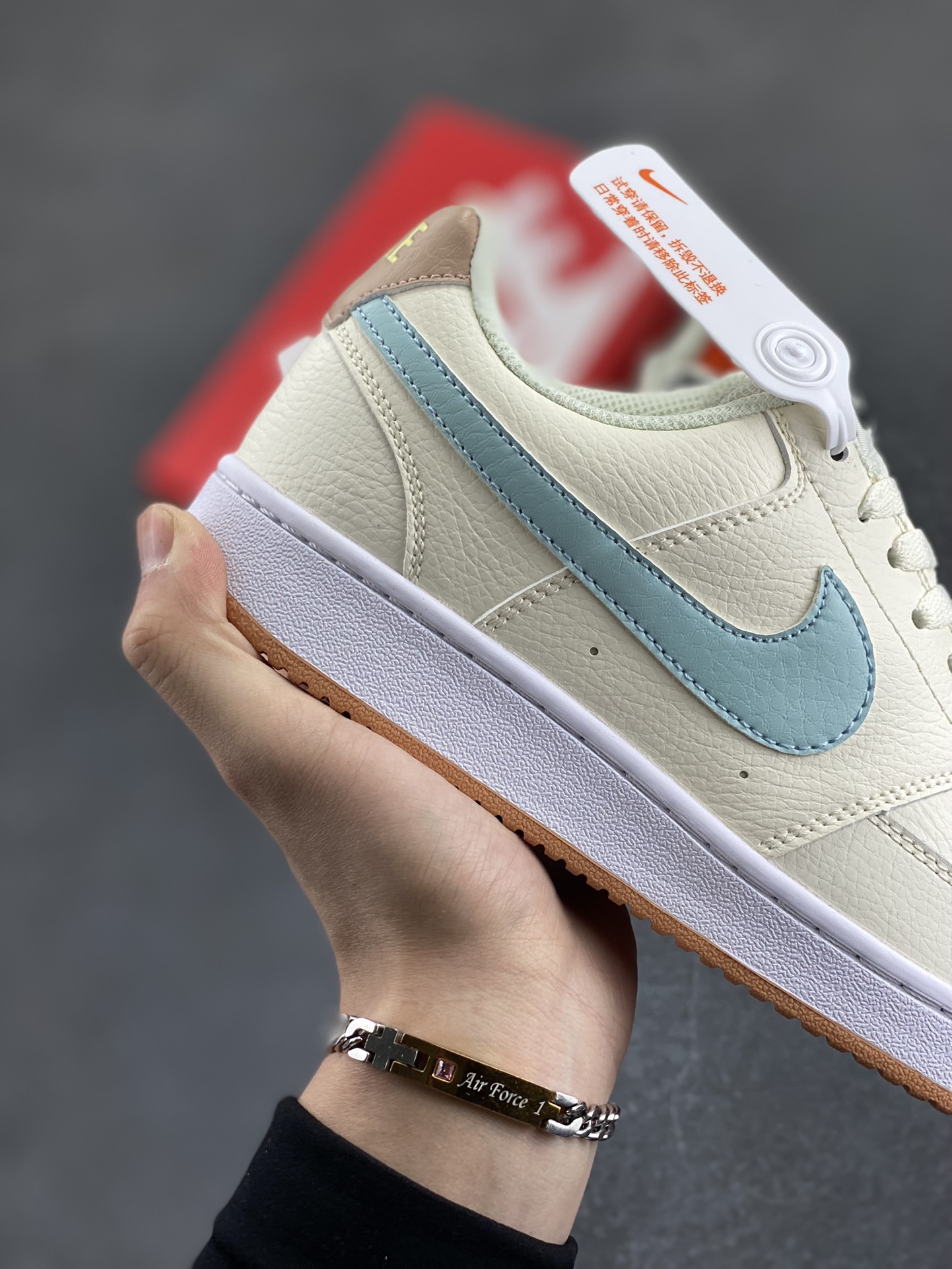 图片[6]-福利特价 Nike Court Borough 低帮百搭透气休闲运动板鞋男女鞋 经典耐用的设计，兼顾舒适脚感和出众风范，演绎匠心之作。结构性的支撑贴合感结合复古篮球设计，塑就场外全明星风范。 货号：FQ6876-131 尺码：36 36.5 37.5 38 38.5 39 40 40.5 4142 42.5 43 44 44.5 45-选品中心