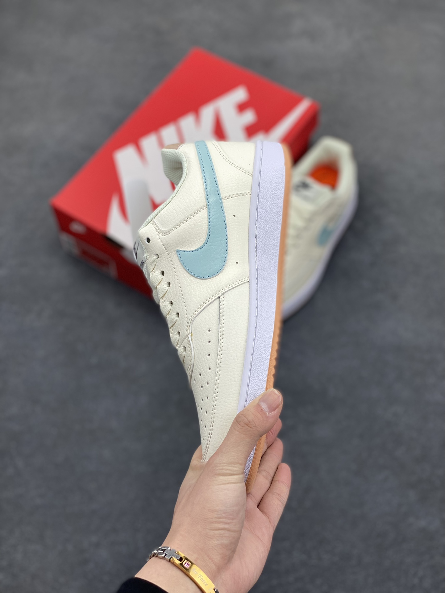 图片[3]-福利特价 Nike Court Borough 低帮百搭透气休闲运动板鞋男女鞋 经典耐用的设计，兼顾舒适脚感和出众风范，演绎匠心之作。结构性的支撑贴合感结合复古篮球设计，塑就场外全明星风范。 货号：FQ6876-131 尺码：36 36.5 37.5 38 38.5 39 40 40.5 4142 42.5 43 44 44.5 45-选品中心